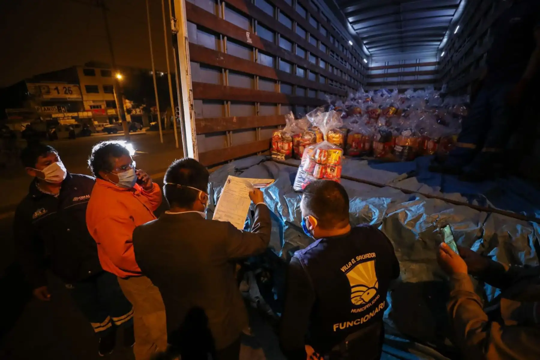 Presidencia del Consejo de Ministros,  ministerio del Interior, Municipalidad de Villa El Salvador, Policía Nacional y empresas privadas  entregaron canastas con víveres a vecinos de Villa el Salvador para mitigar las necesidades de las familias más pobres debido a la emergencia por el COVID -19.
Foto: PCM