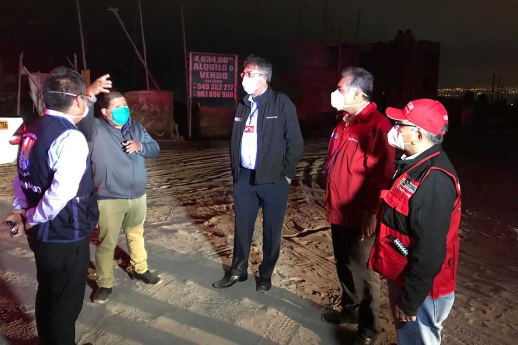 Presidencia del Consejo de Ministros,  ministerio del Interior, Municipalidad de Villa El Salvador, Policía Nacional y empresas privadas  entregaron canastas con víveres a vecinos de Villa el Salvador para mitigar las necesidades de las familias más pobres debido a la emergencia por el COVID -19.
Foto: PCM