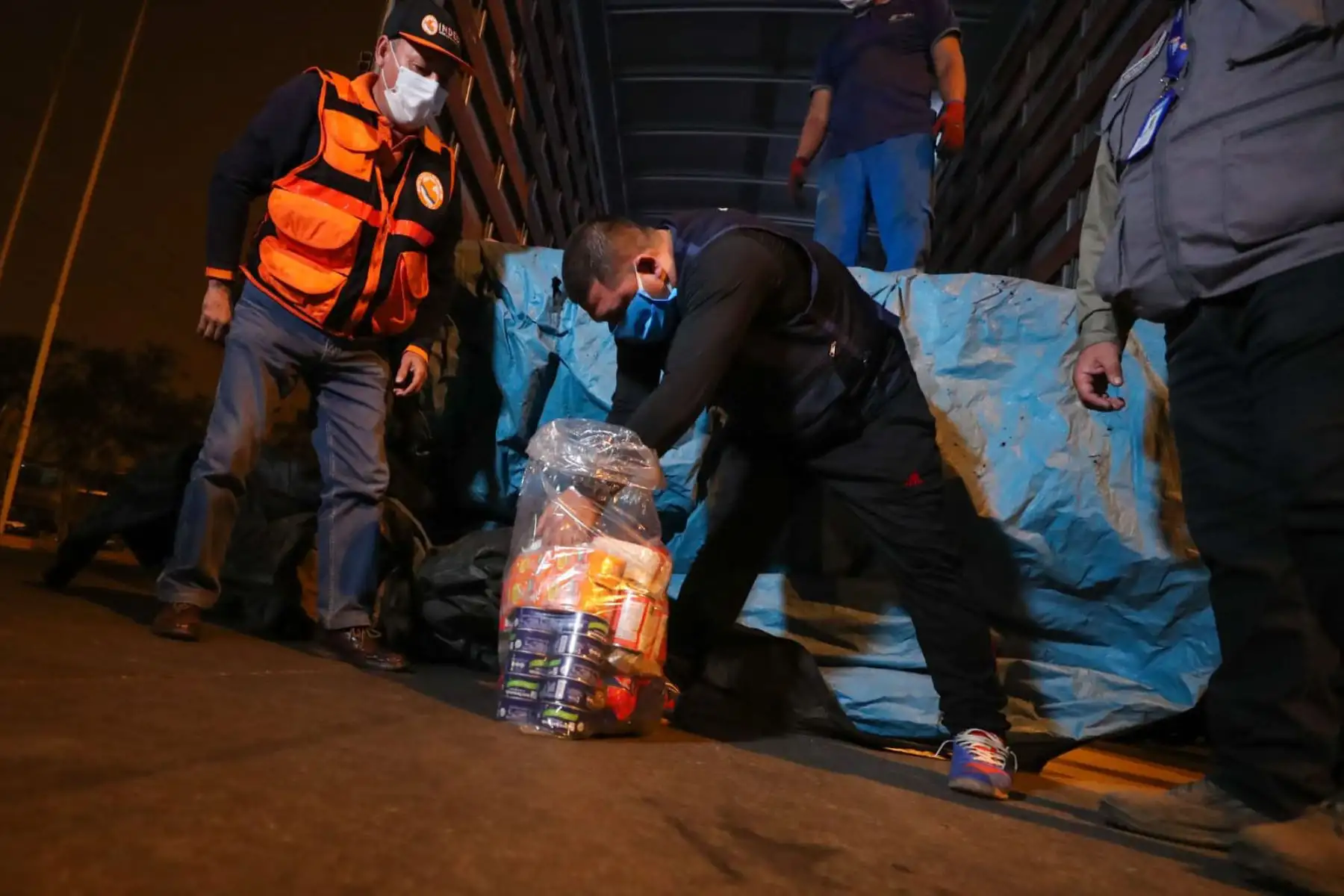 Presidencia del Consejo de Ministros,  ministerio del Interior, Municipalidad de Villa El Salvador, Policía Nacional y empresas privadas  entregaron canastas con víveres a vecinos de Villa el Salvador para mitigar las necesidades de las familias más pobres debido a la emergencia por el COVID -19.
Foto: PCM