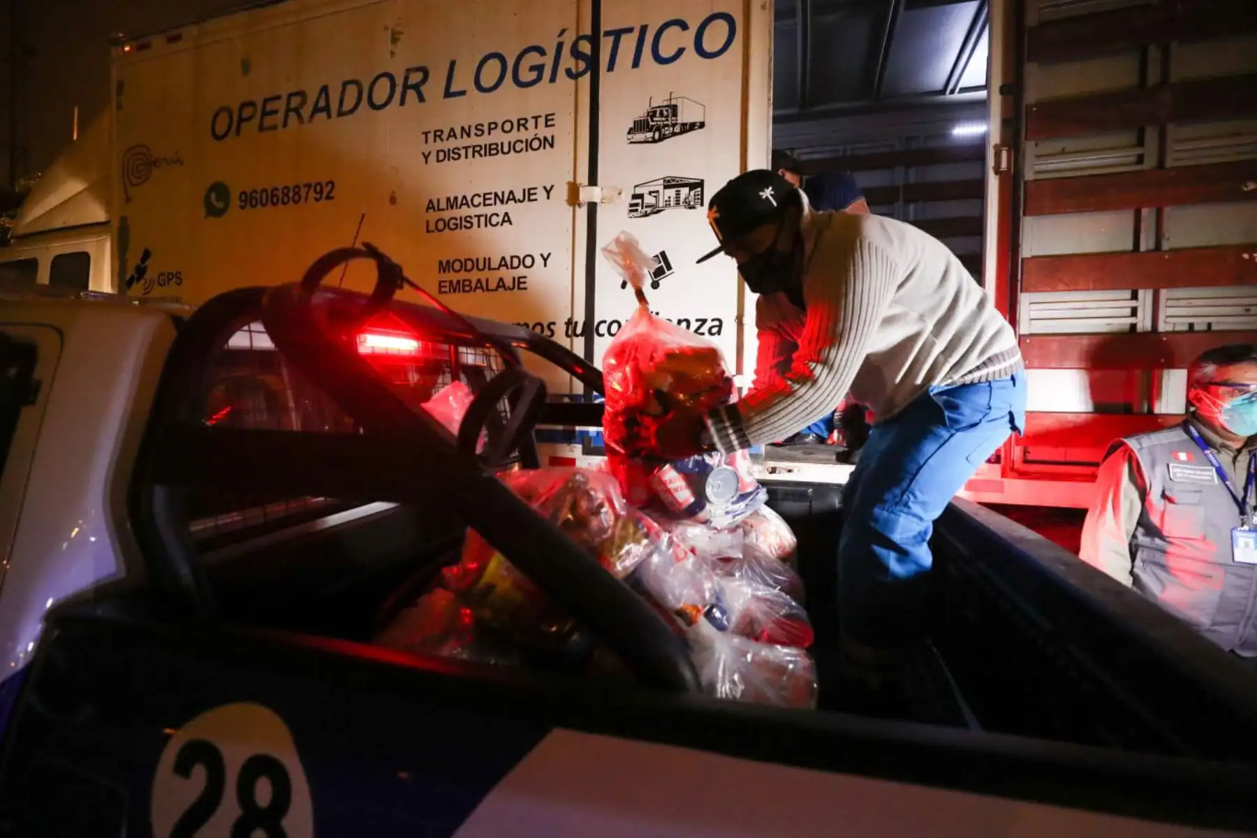 Presidencia del Consejo de Ministros,  ministerio del Interior, Municipalidad de Villa El Salvador, Policía Nacional y empresas privadas  entregaron canastas con víveres a vecinos de Villa el Salvador para mitigar las necesidades de las familias más pobres debido a la emergencia por el COVID -19.
Foto: PCM