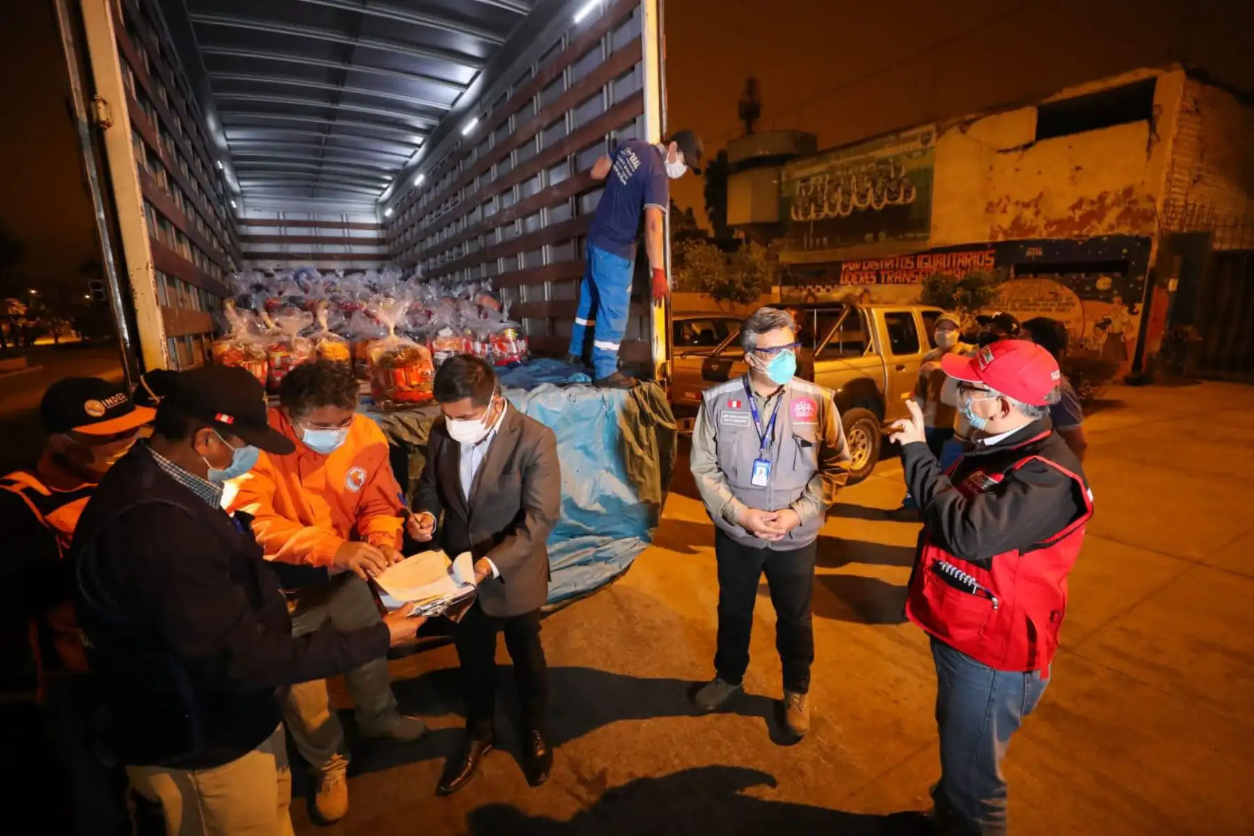 Presidencia del Consejo de Ministros,  ministerio del Interior, Municipalidad de Villa El Salvador, Policía Nacional y empresas privadas  entregaron canastas con víveres a vecinos de Villa el Salvador para mitigar las necesidades de las familias más pobres debido a la emergencia por el COVID -19.
Foto: PCM