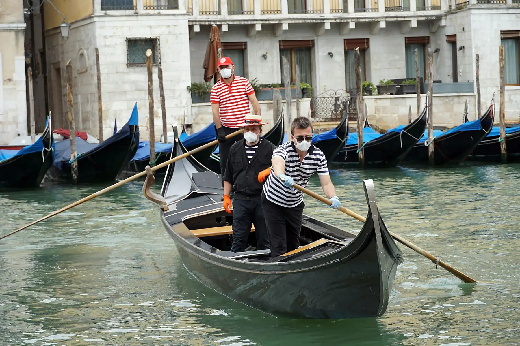 Los gondoleros remaron en una góndola de ferry en el Gran Canal, en Venecia. Varios países de todo el mundo han comenzado a aliviar las restricciones de bloqueo de COVID-19 en un esfuerzo por reiniciar sus economías.
Foto: EFE