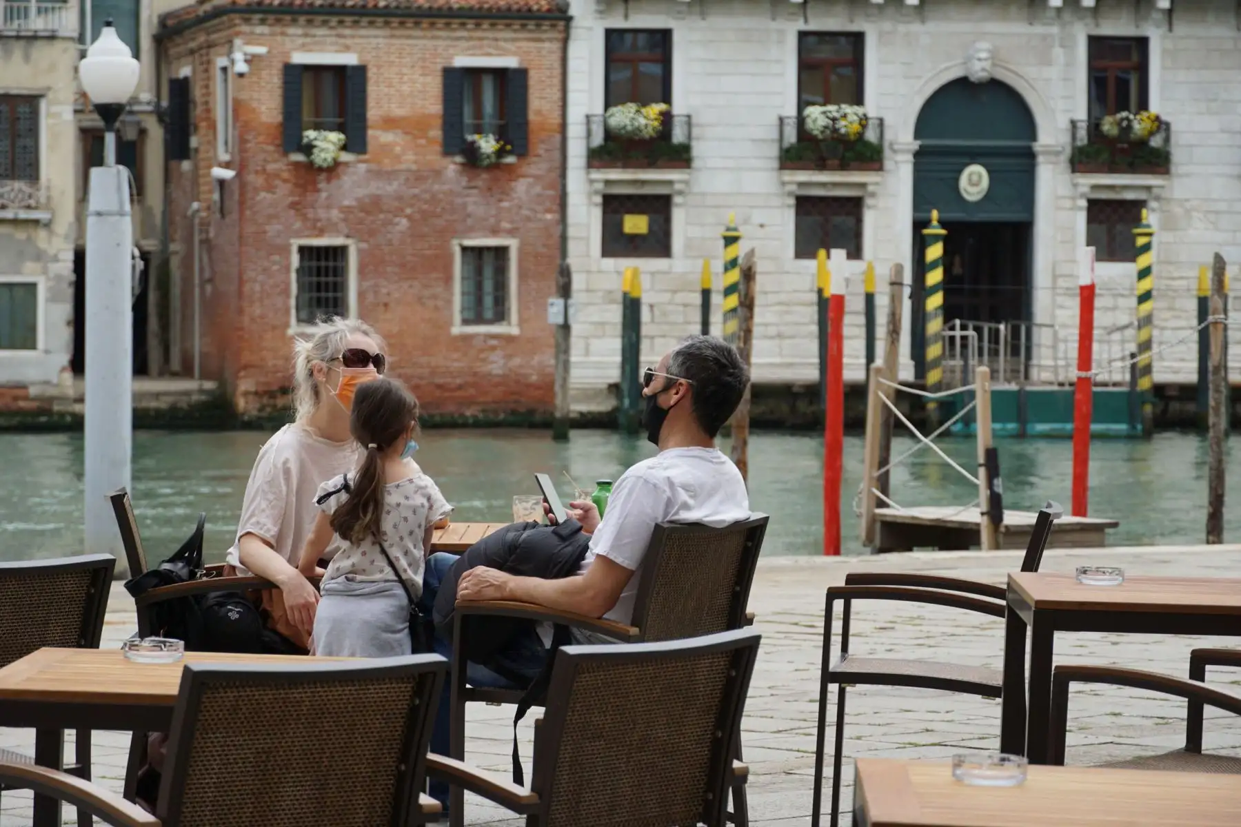 Clientes en las mesas de un café en la Bella Viena en Rialto, Venecia, Italia.
Foto: EFE