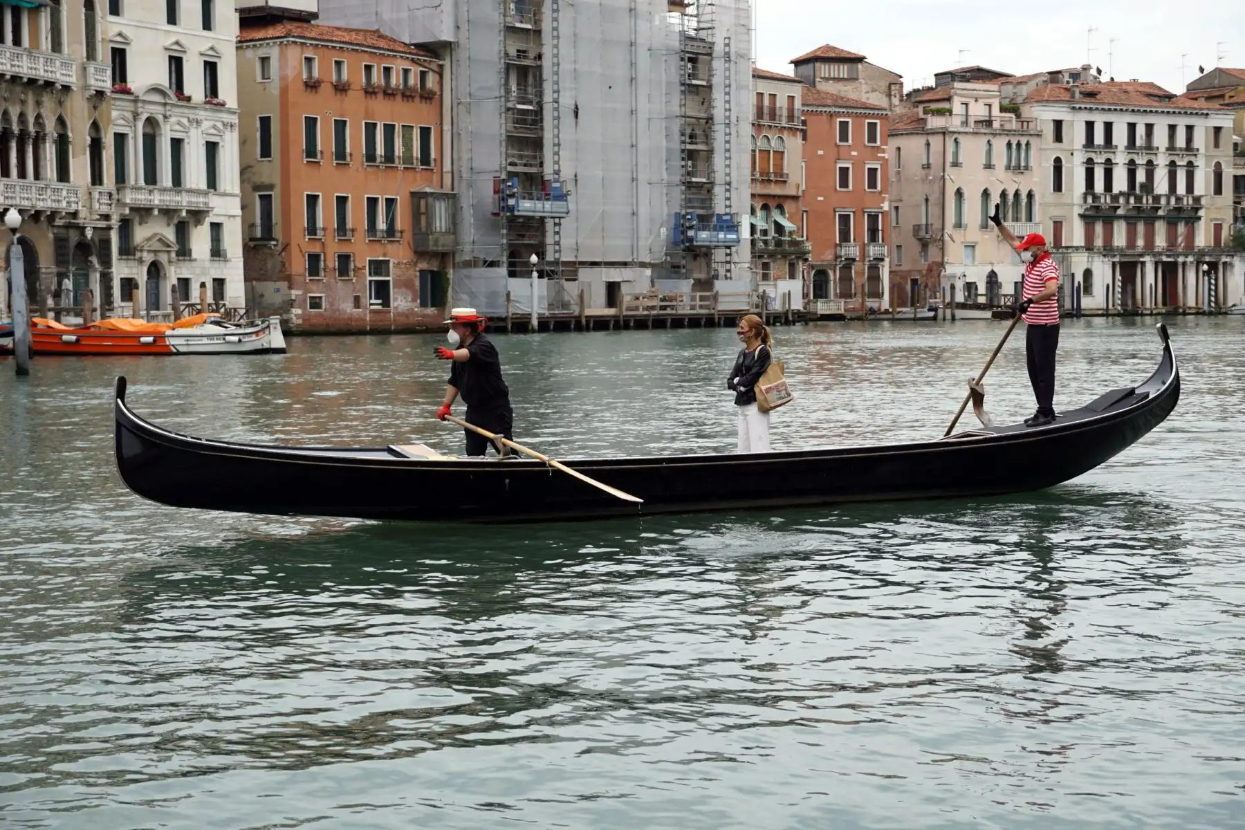 Dos gondoleros remaron en una góndola de ferry, en el Gran Canal, en Venecia, Italia. Varios países de todo el mundo han comenzado a aliviar las restricciones de bloqueo de COVID-19.
Foto: EFE
