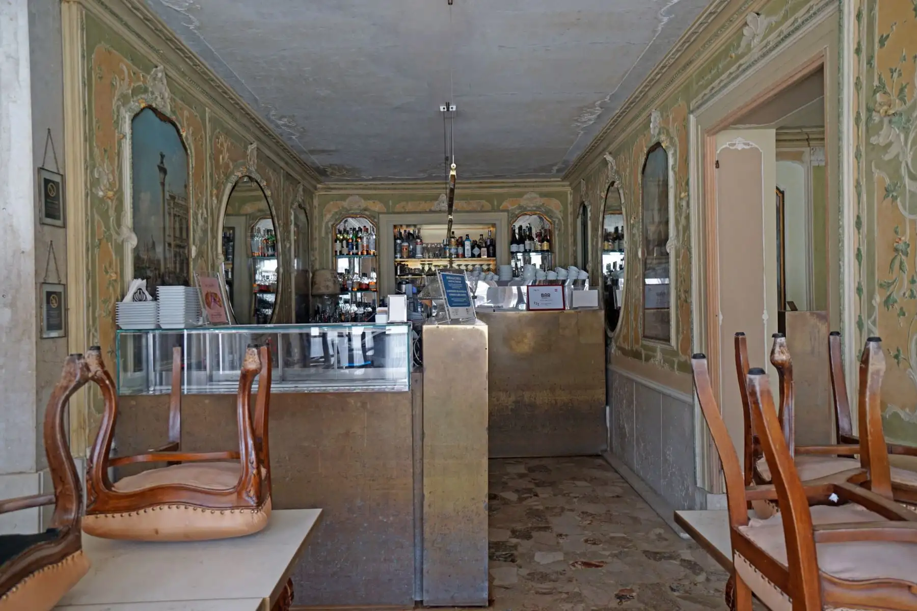 Mesas y sillas apiladas en una habitación del histórico Caffe 