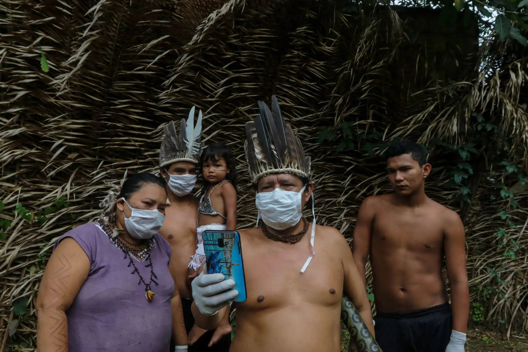 Los indígenas Satere-mawe son vistos usando un teléfono inteligente para contactar a un médico en el estado de Sao Paulo para recibir orientación médica en medio de la nueva pandemia de coronavirus COVID-19. Foto: AFP