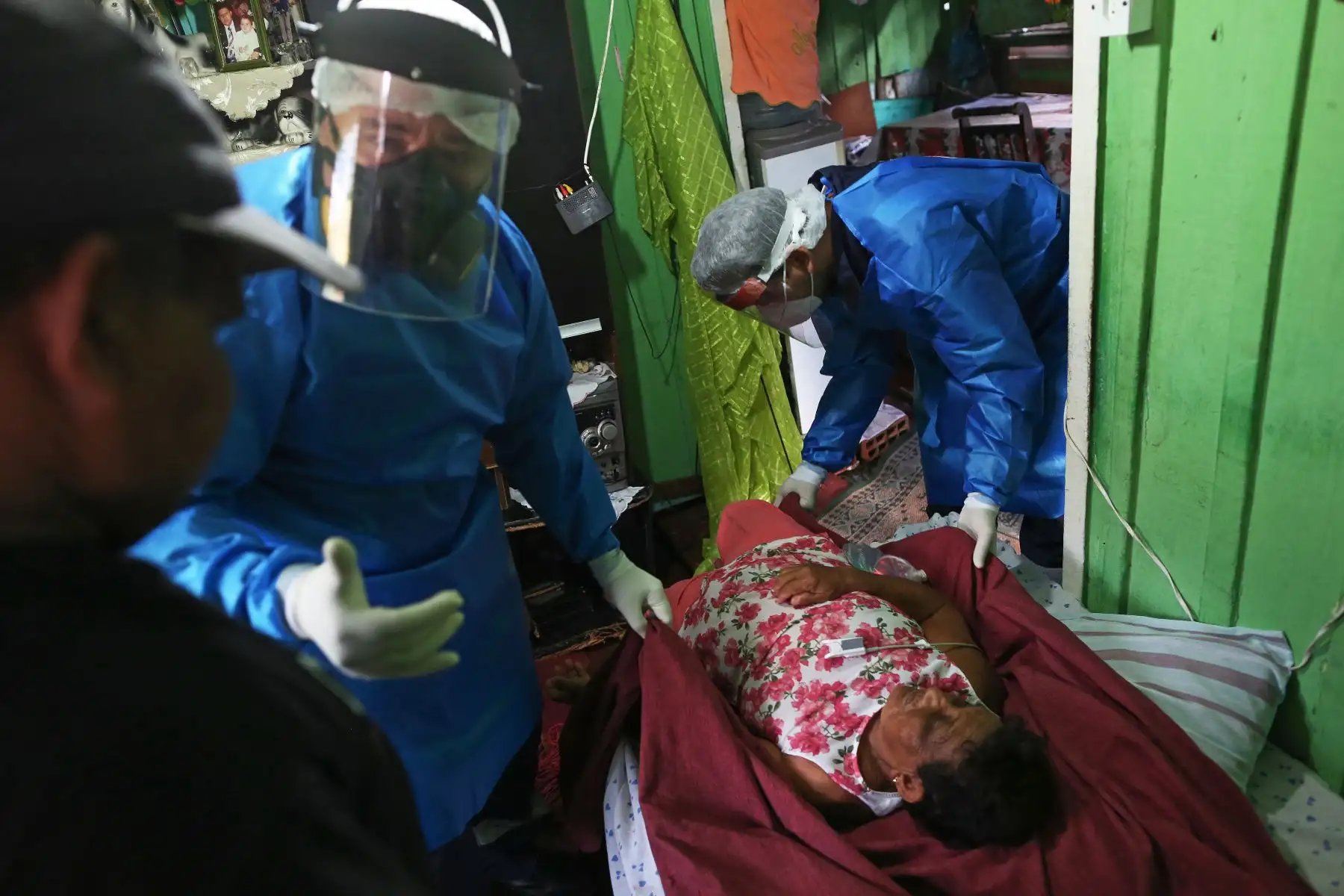 La tripulación del servicio médico de emergencia SAMU, que usa equipo de protección personal (EPP) como medida preventiva contra la propagación del nuevo coronavirus COVID-19, recoge a una mujer de 73 años con problemas renales, en Manaus, Brasil. Foto: AFP