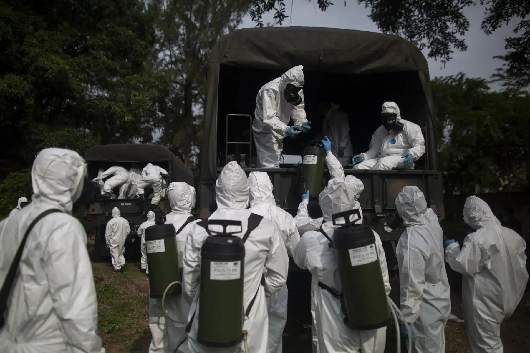 Los soldados de las Fuerzas Armadas de Brasil se preparan para desinfectar el refugio público Stella Maris como medida para combatir el brote de nuevos nuevos coronavirus. Foto: AFP