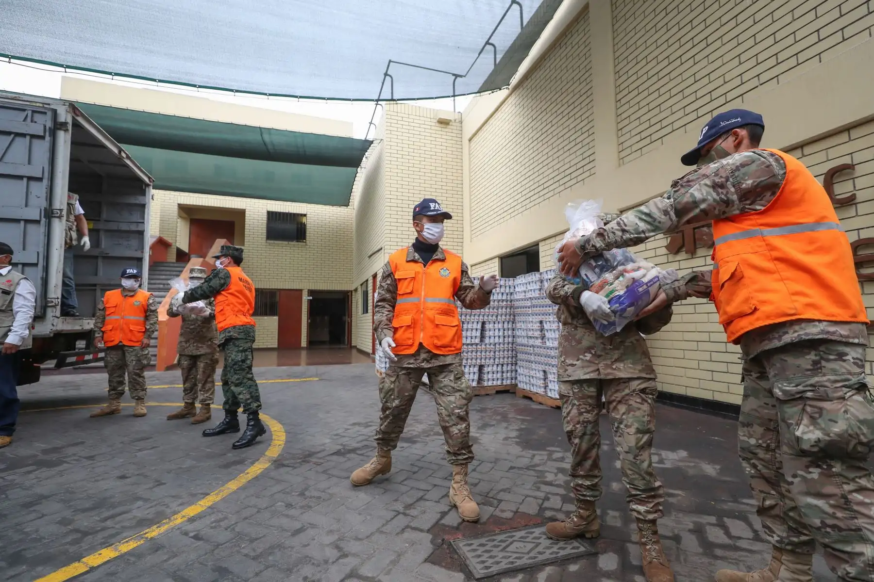 Ministro de Defensa participa en el relanzamiento de la campaña “ Ayúdanos a ayudar “, promovida por el Mindef, Caritas del Peru, America Tv y canal N  que recauda fondos para armar canastas de víveres para apoyar a familias vulnerables durante la emergencia por covid -19.
Foto: Mindef
