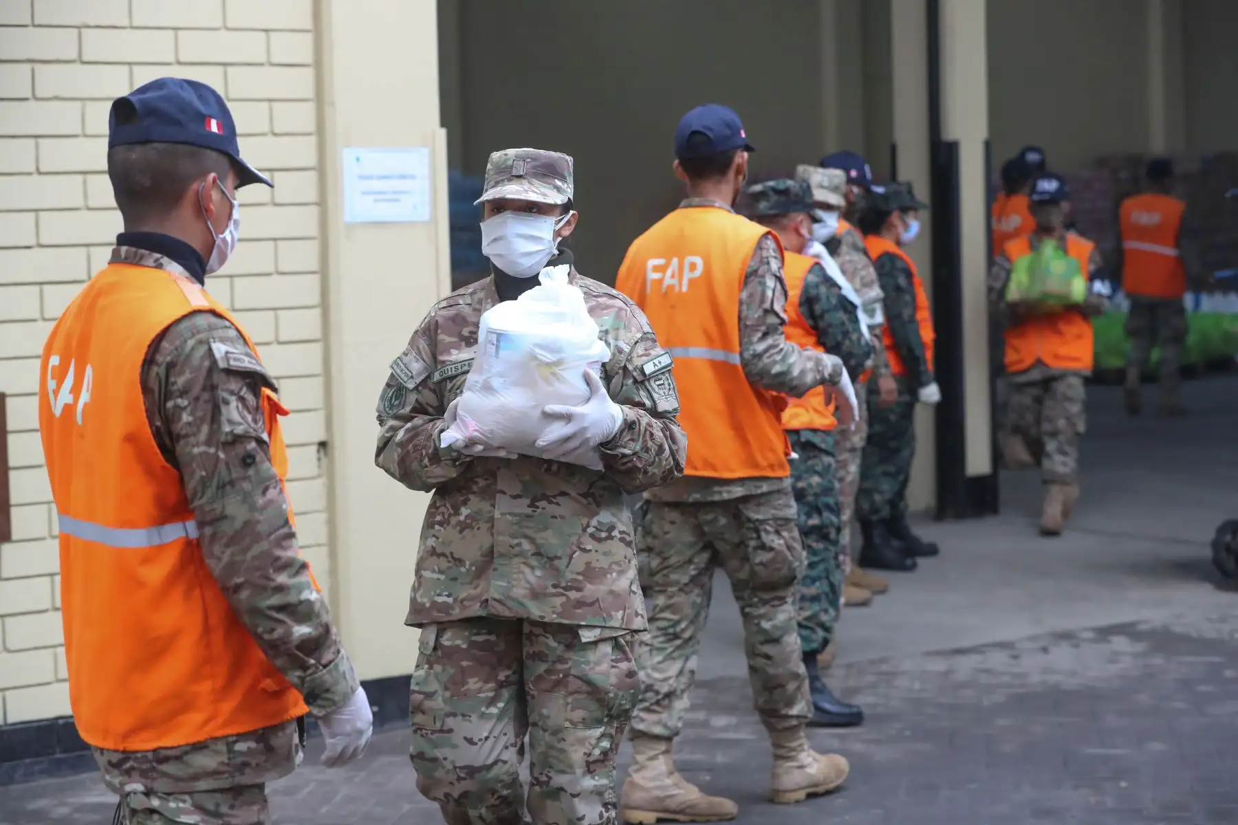 Ministro de Defensa participa en el relanzamiento de la campaña “ Ayúdanos a ayudar “, promovida por el Mindef, Caritas del Peru, America Tv y canal N  que recauda fondos para armar canastas de víveres para apoyar a familias vulnerables durante la emergencia por covid -19.
Foto: Mindef