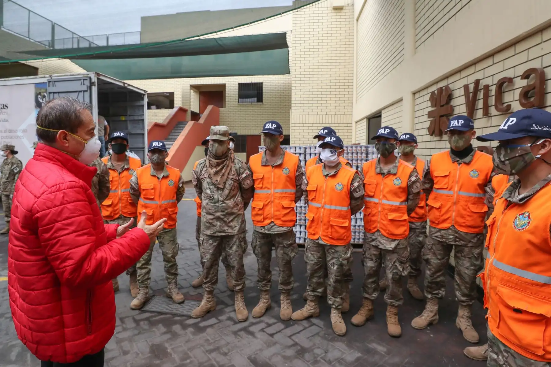 Ministro de Defensa participa en el relanzamiento de la campaña “ Ayúdanos a ayudar “, promovida por el Mindef, Caritas del Peru, America Tv y canal N  que recauda fondos para armar canastas de víveres para apoyar a familias vulnerables durante la emergencia por covid -19.
Foto: Mindef