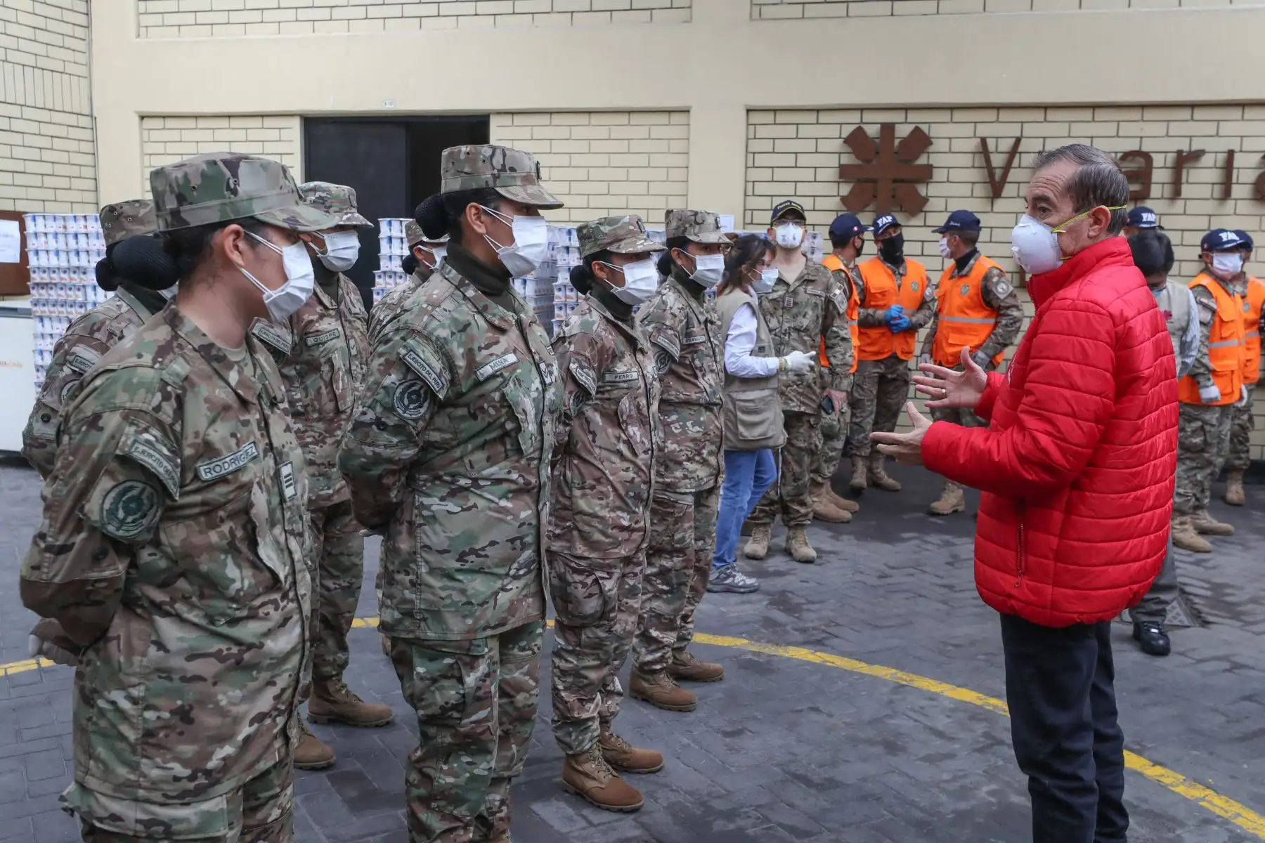 Ministro de Defensa participa en el relanzamiento de la campaña “ Ayúdanos a ayudar “, promovida por el Mindef, Caritas del Peru, America Tv y canal N  que recauda fondos para armar canastas de víveres para apoyar a familias vulnerables durante la emergencia por covid -19.
Foto: Mindef