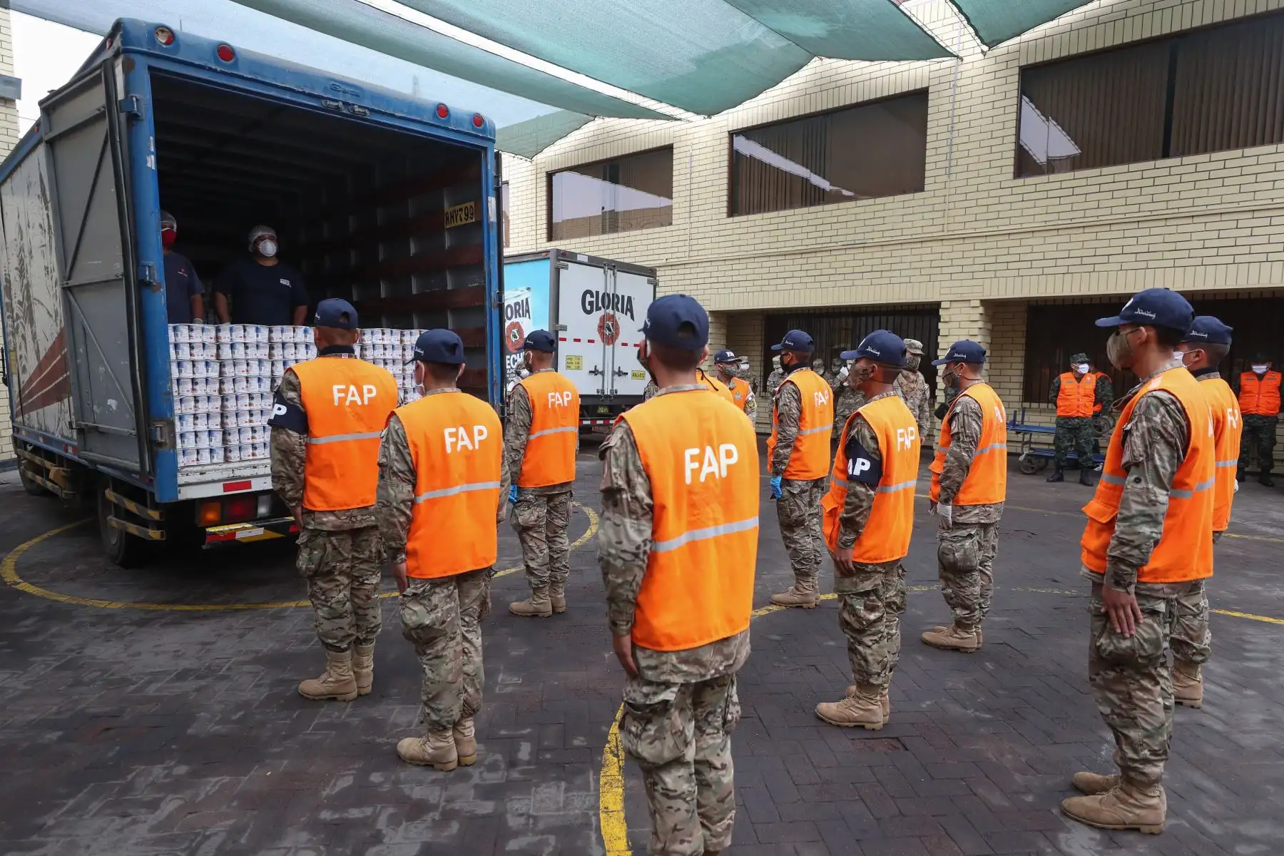 Ministro de Defensa participa en el relanzamiento de la campaña “ Ayúdanos a ayudar “, promovida por el Mindef, Caritas del Peru, America Tv y canal N  que recauda fondos para armar canastas de víveres para apoyar a familias vulnerables durante la emergencia por covid -19.
Foto: Mindef