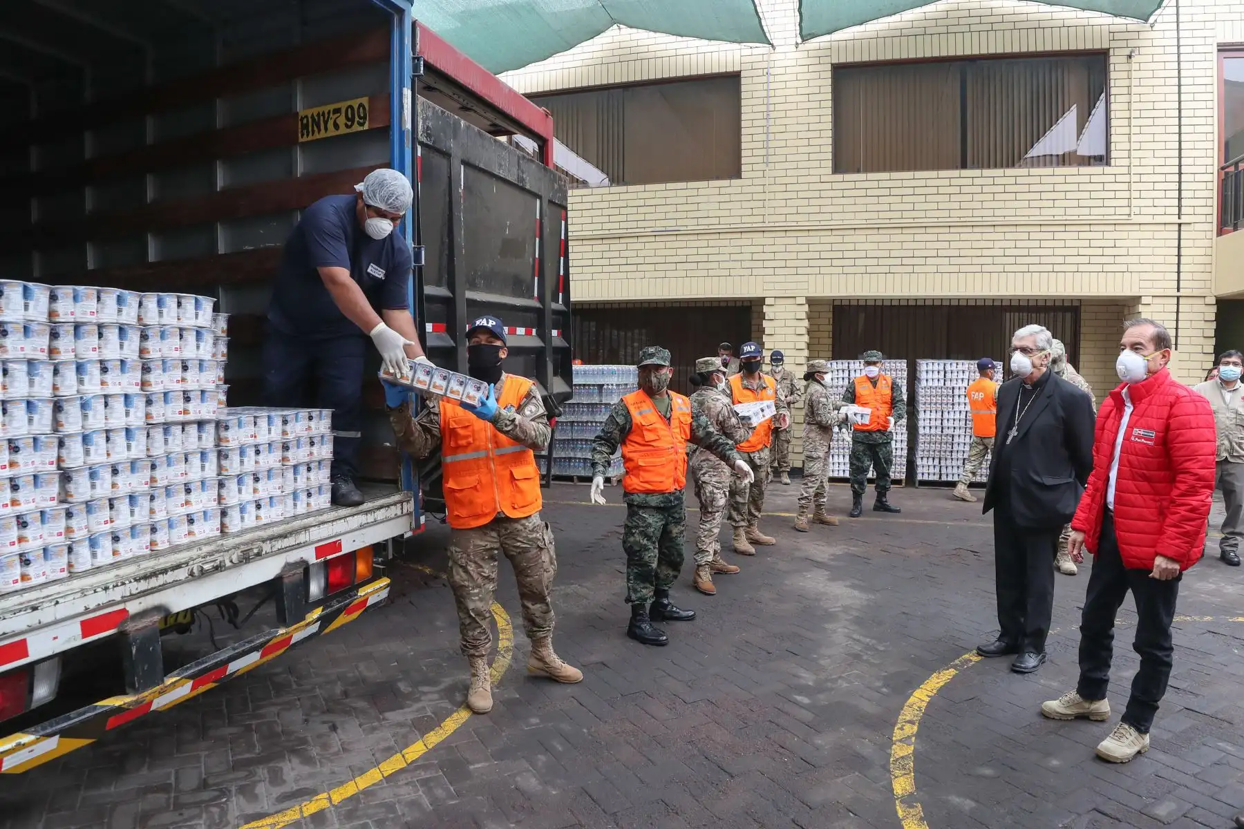 Ministro de Defensa participa en el relanzamiento de la campaña “ Ayúdanos a ayudar “, promovida por el Mindef, Caritas del Peru, America Tv y canal N  que recauda fondos para armar canastas de víveres para apoyar a familias vulnerables durante la emergencia por covid -19.
Foto: Mindef