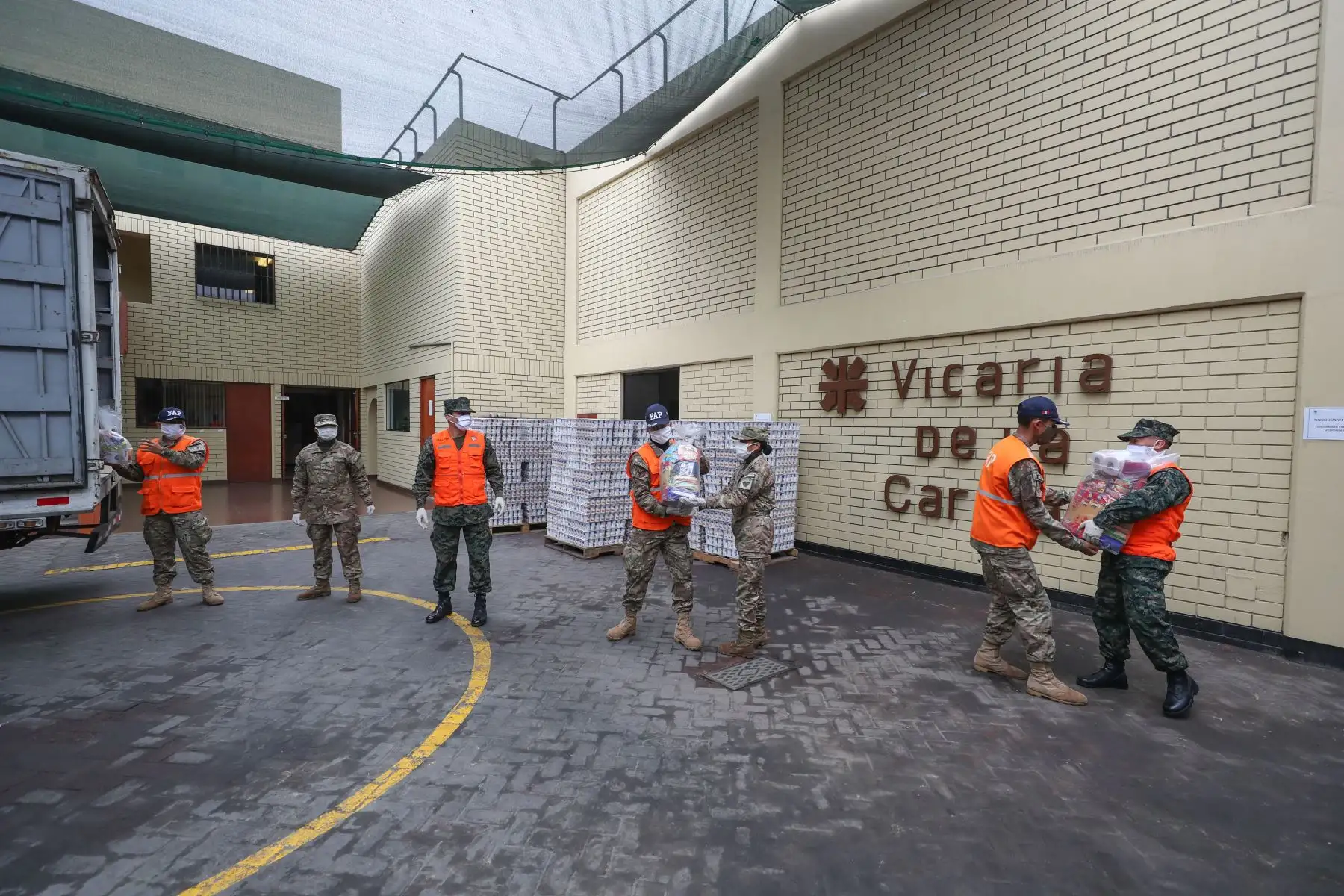 Ministro de Defensa participa en el relanzamiento de la campaña “ Ayúdanos a ayudar “, promovida por el Mindef, Caritas del Peru, America Tv y canal N  que recauda fondos para armar canastas de víveres para apoyar a familias vulnerables durante la emergencia por covid -19.
Foto: Mindef