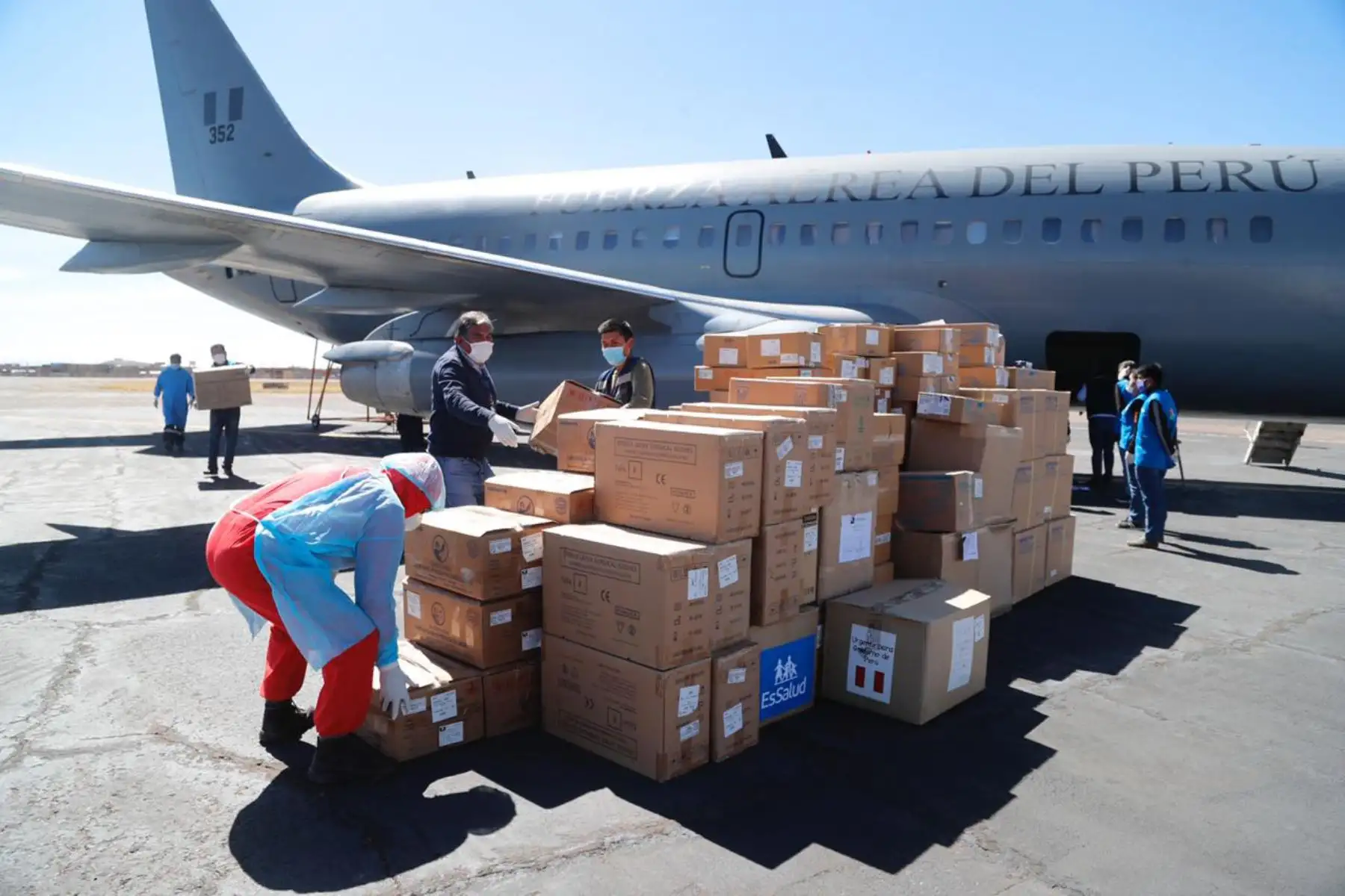 Essalud envia  equipos de protección e insumos médicos necesarios para fortalecer la primera línea de atención a pacientes con Covid 19. Los envios serán distribuidos a las regiones de  Cusco 17 toneladas, Apurimac 7 toneladas y Puno 7 toneladas.
Foto: Ministerio de Vivienda