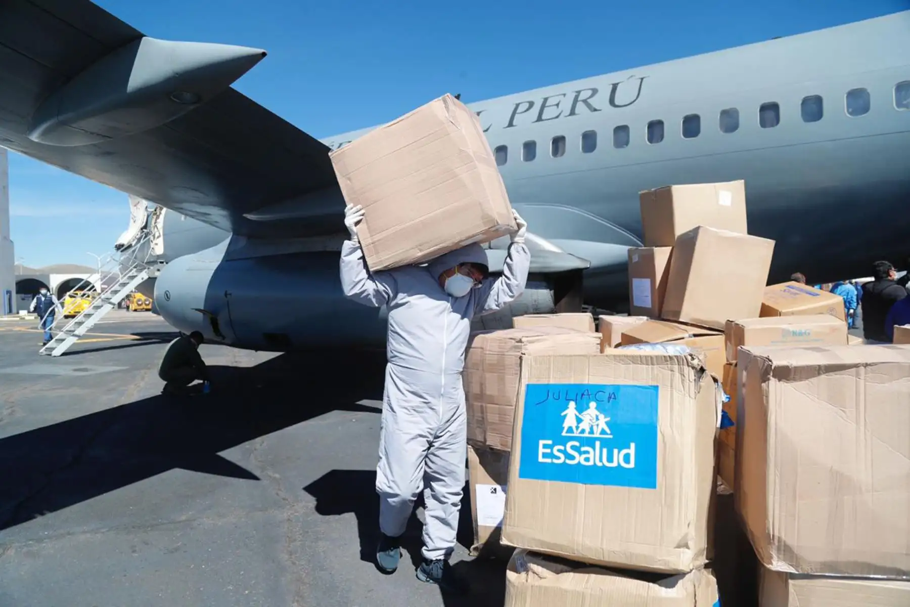 Essalud envia  equipos de protección e insumos médicos necesarios para fortalecer la primera línea de atención a pacientes con Covid 19. Los envios serán distribuidos a las regiones de  Cusco 17 toneladas, Apurimac 7 toneladas y Puno 7 toneladas.
Foto: Ministerio de Vivienda