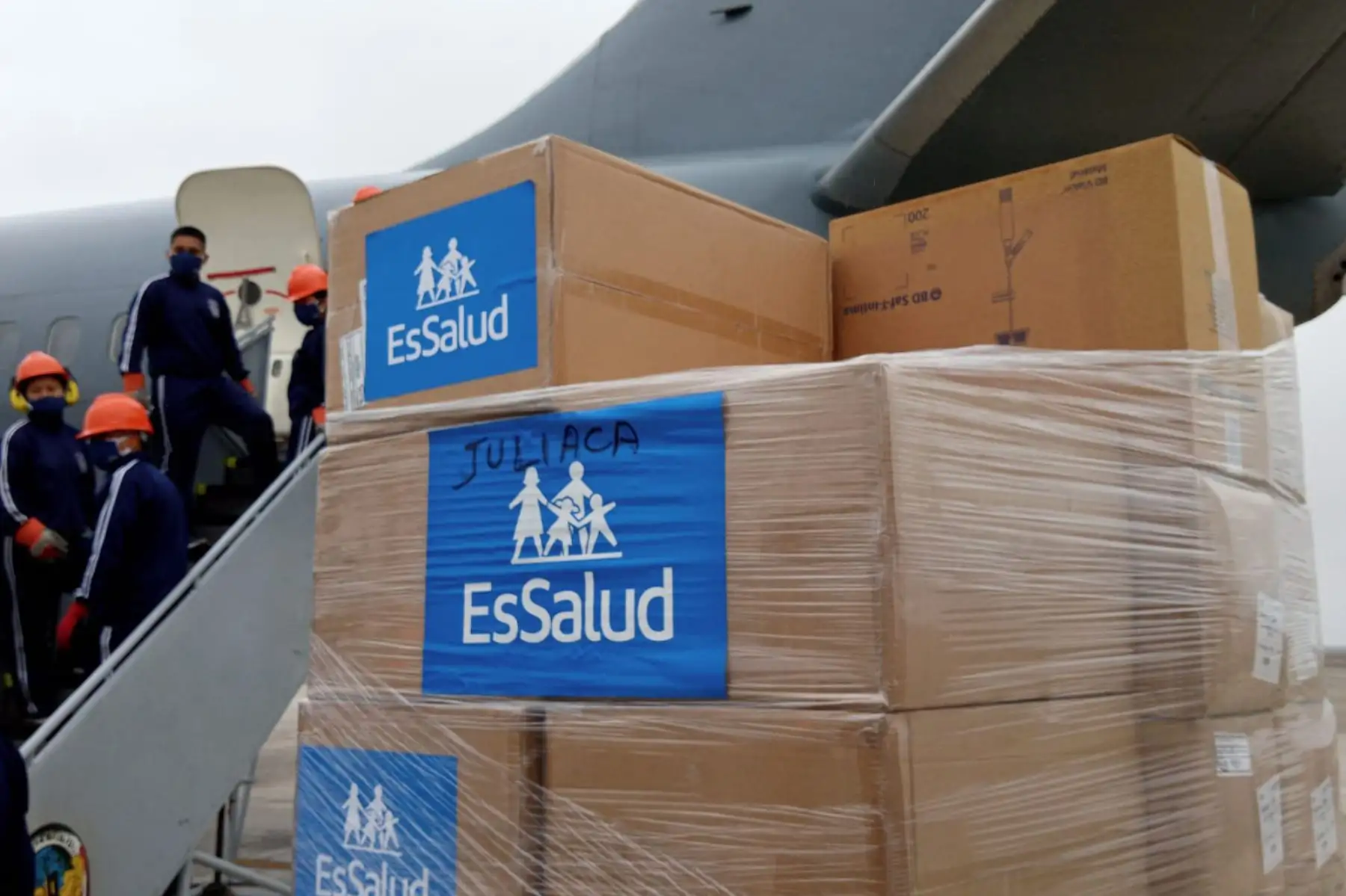 Essalud envia  equipos de protección e insumos médicos necesarios para fortalecer la primera línea de atención a pacientes con Covid 19. Los envios serán distribuidos a las regiones de  Cusco 17 toneladas, Apurimac 7 toneladas y Puno 7 toneladas.
Foto: Essalud
