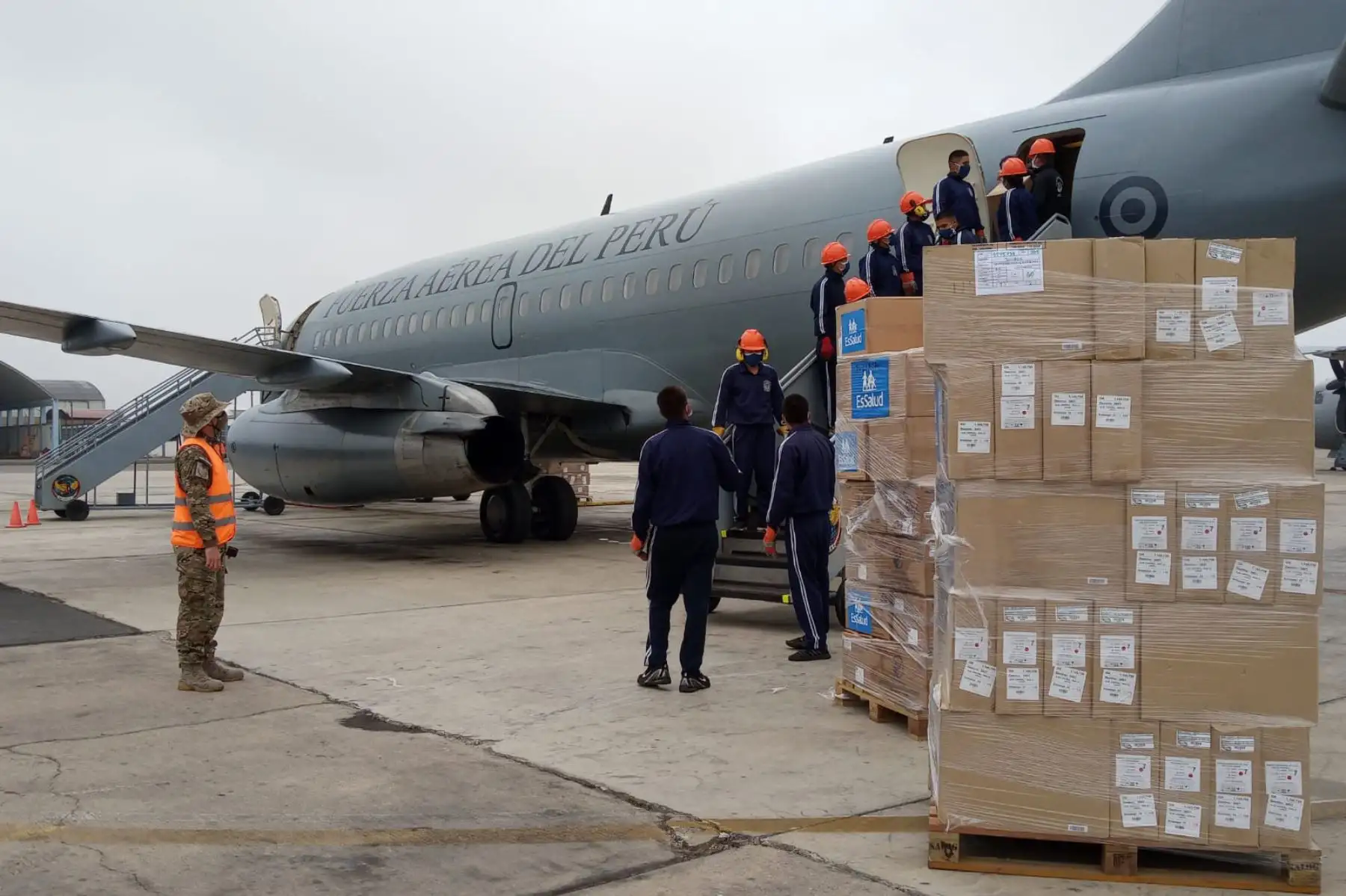 Essalud envia  equipos de protección e insumos médicos necesarios para fortalecer la primera línea de atención a pacientes con Covid 19. Los envios serán distribuidos a las regiones de  Cusco 17 toneladas, Apurimac 7 toneladas y Puno 7 toneladas.
Foto: Essalud