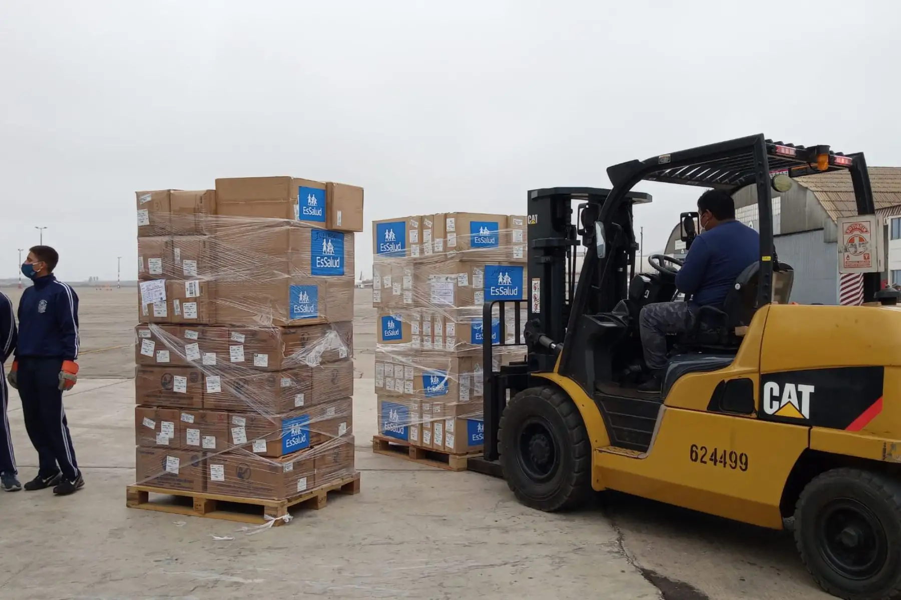 Essalud envia  equipos de protección e insumos médicos necesarios para fortalecer la primera línea de atención a pacientes con Covid 19. Los envios serán distribuidos a las regiones de  Cusco 17 toneladas, Apurimac 7 toneladas y Puno 7 toneladas.
Foto: Essalud