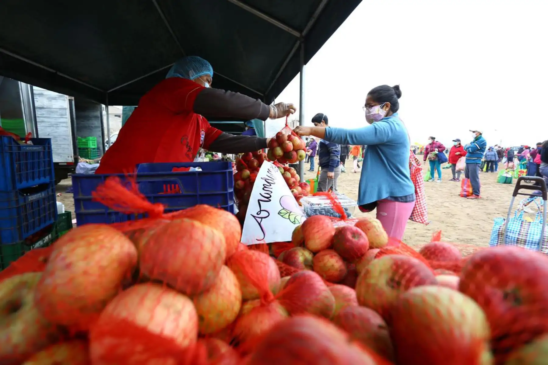 Ministerio de Agricultura llega a San Juan de Miraflores para impulsar el programa " De la Chacra a la Olla " que permite acercar los productos del campo a las familias y puedan realizar sus compras de manera segura.
Foto:Minagri