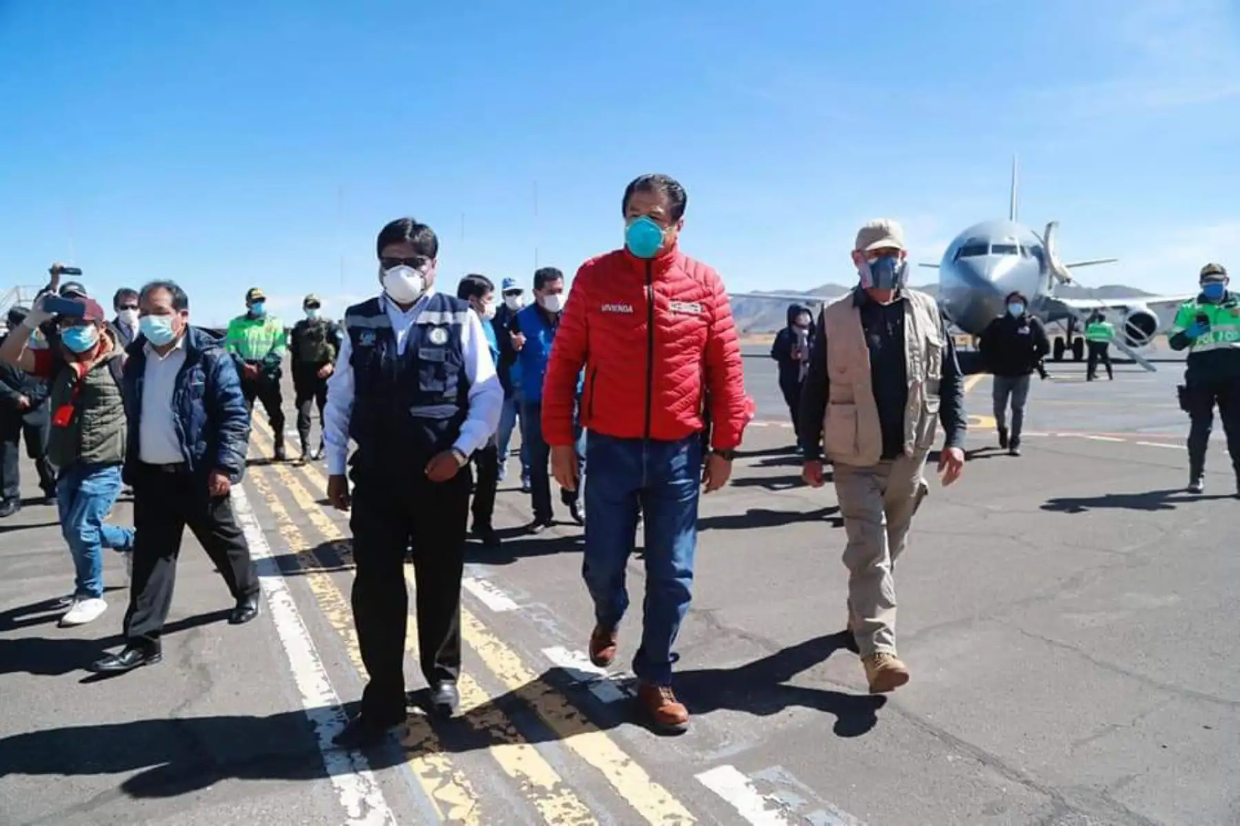 Ministro de vivienda traslada equipos de protección e insumos médicos necesarios para fortalecer la primera línea de atención a pacientes con Covid 19. Los envios serán distribuidos a las regiones de  Cusco 17 toneladas, Apurimac 7 toneladas y Puno 7 toneladas.
Foto: Essalud