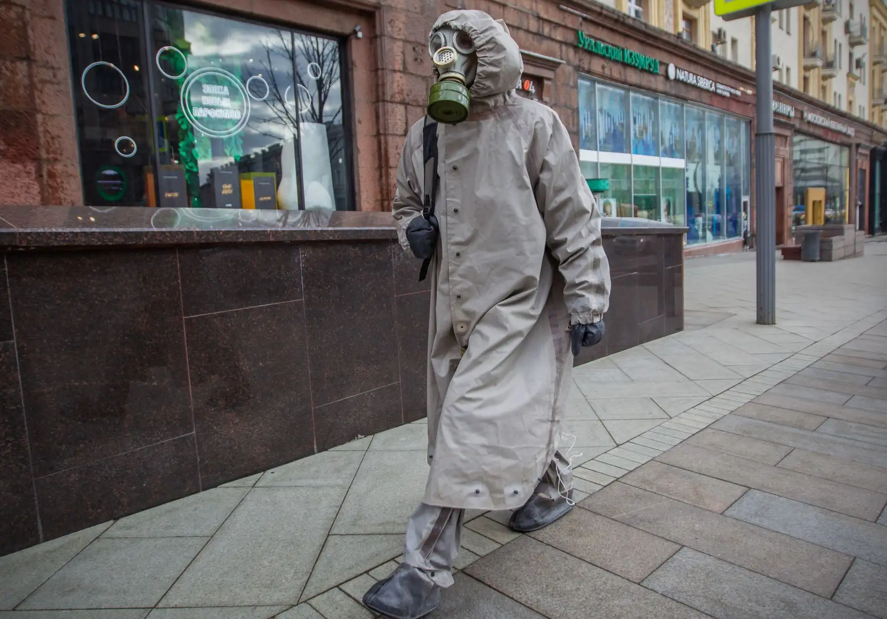 Un hombre usa un traje protector y una máscara antigás mientras camina por una calle en el centro de Moscú. Foto: AFP