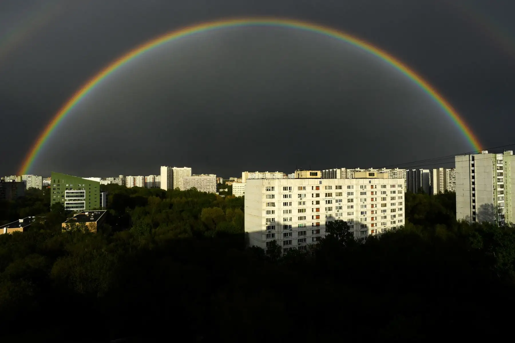 Rainbow se muestra arriba de los edificios residenciales en las afueras de Moscú. Foto: AFP