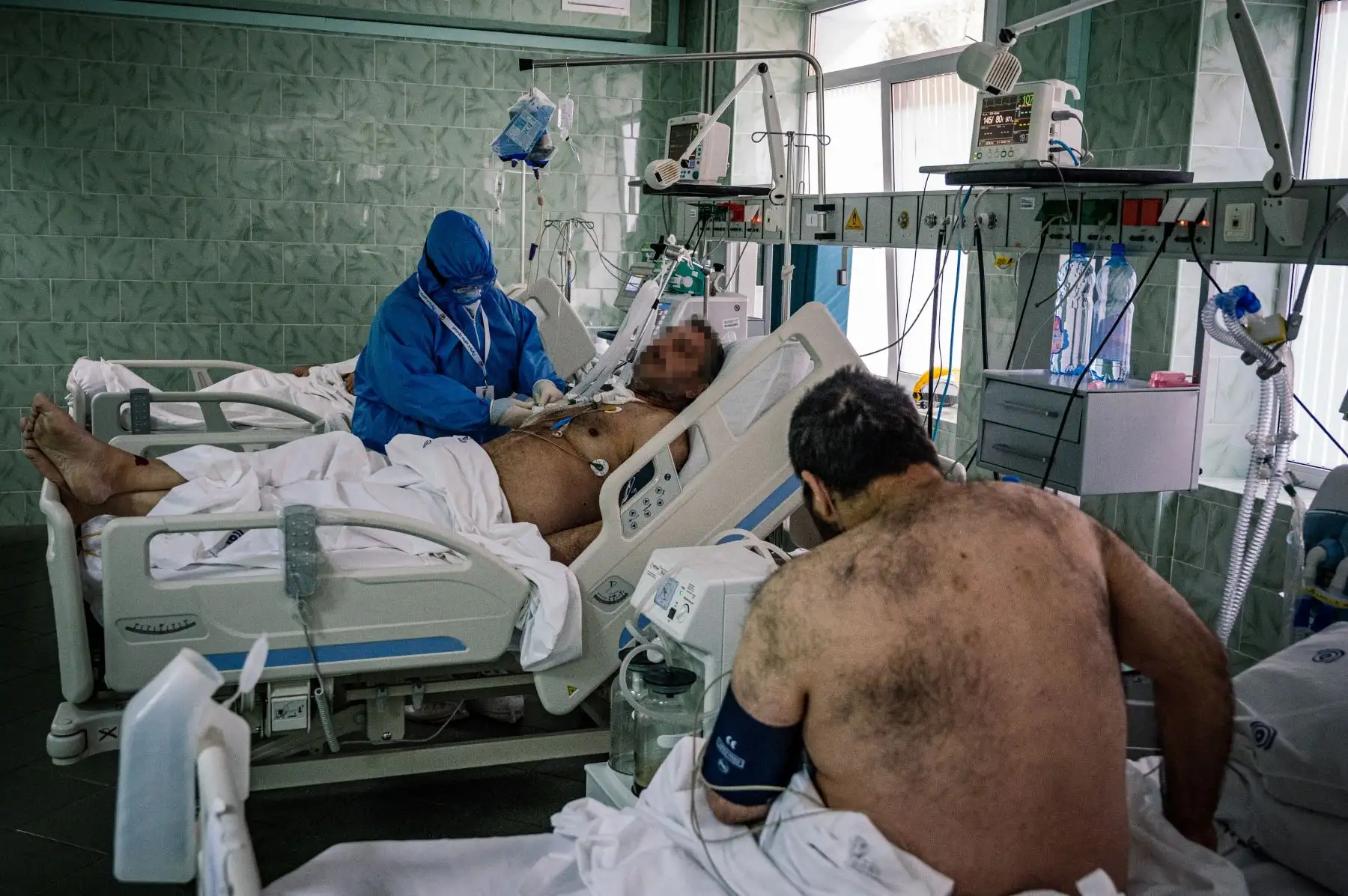 Un trabajador médico que usa equipo de protección personal (PPE) trabaja en la unidad de cuidados intensivos para los pacientes con coronavirus COVID-19 en el Hospital Clínico de la Ciudad de Vinogradov en Moscú. Foto: AFP