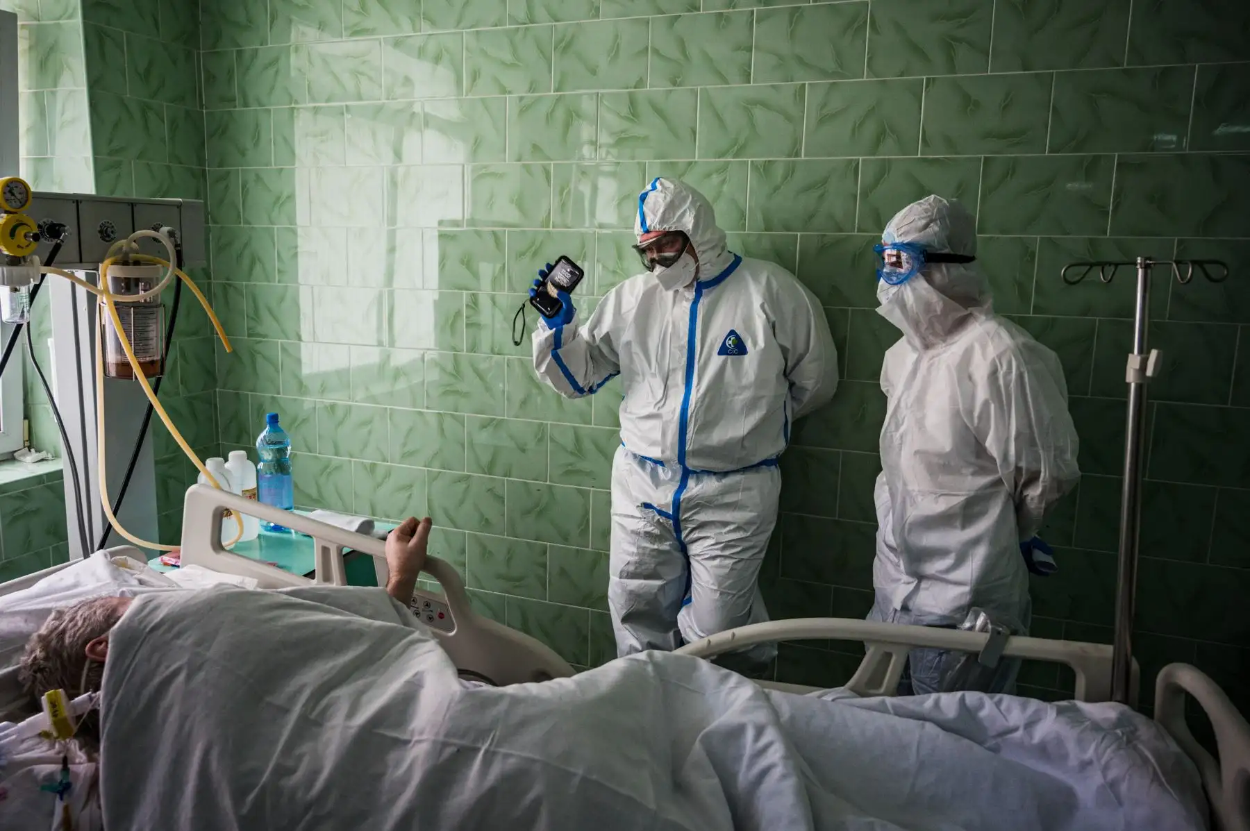 El doctor Dmitry Cheboksarov (L) con equipo de protección personal (EPP) trabaja en la unidad de cuidados intensivos para pacientes con coronavirus COVID-19 en el Hospital Clínico de la ciudad de Vinogradov en Moscú. Foto: AFP