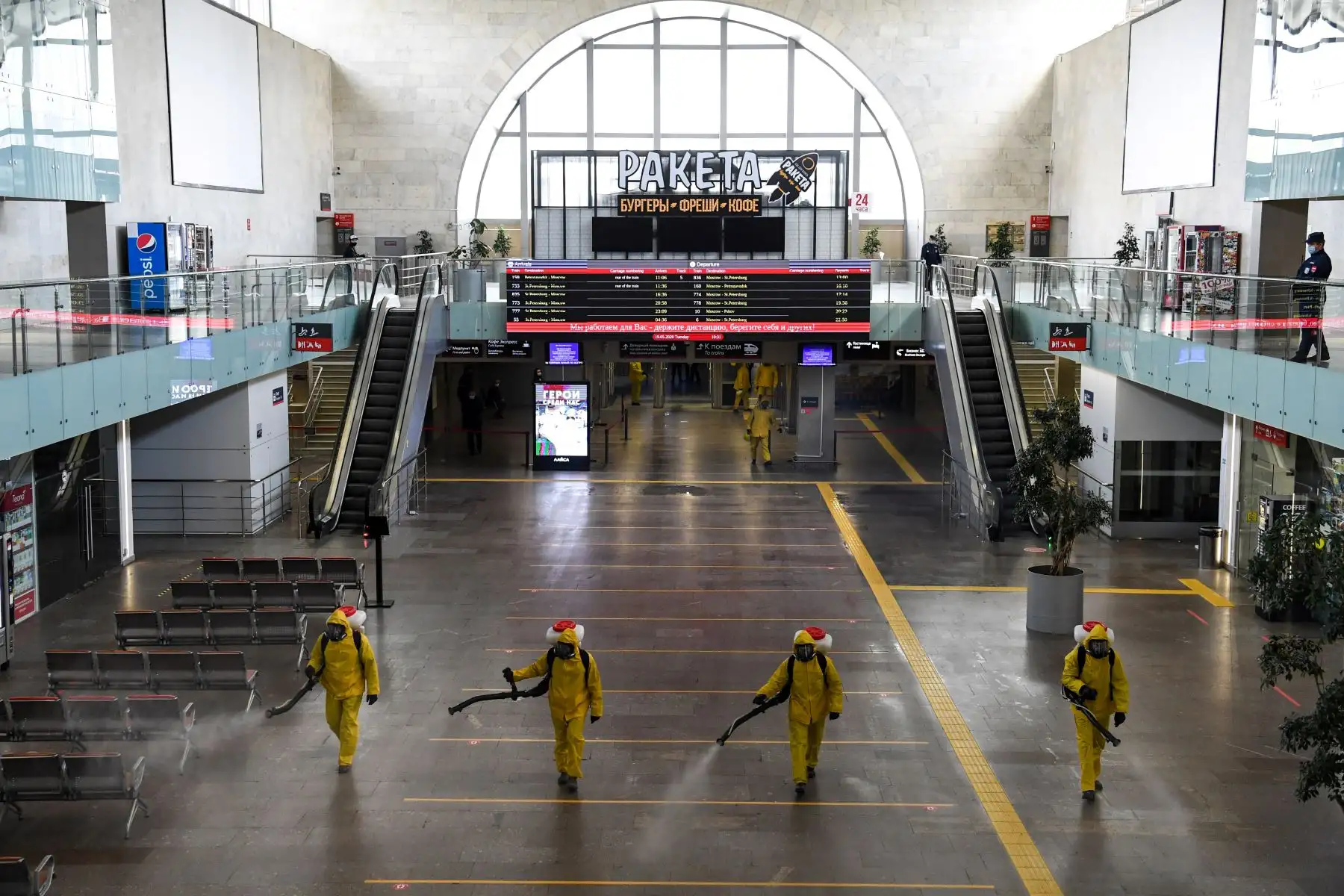Los militares del Ministerio de Emergencias de Rusia que usan equipo de protección desinfectan la estación de ferrocarril Leningradsky de Moscú. Foto: AFP