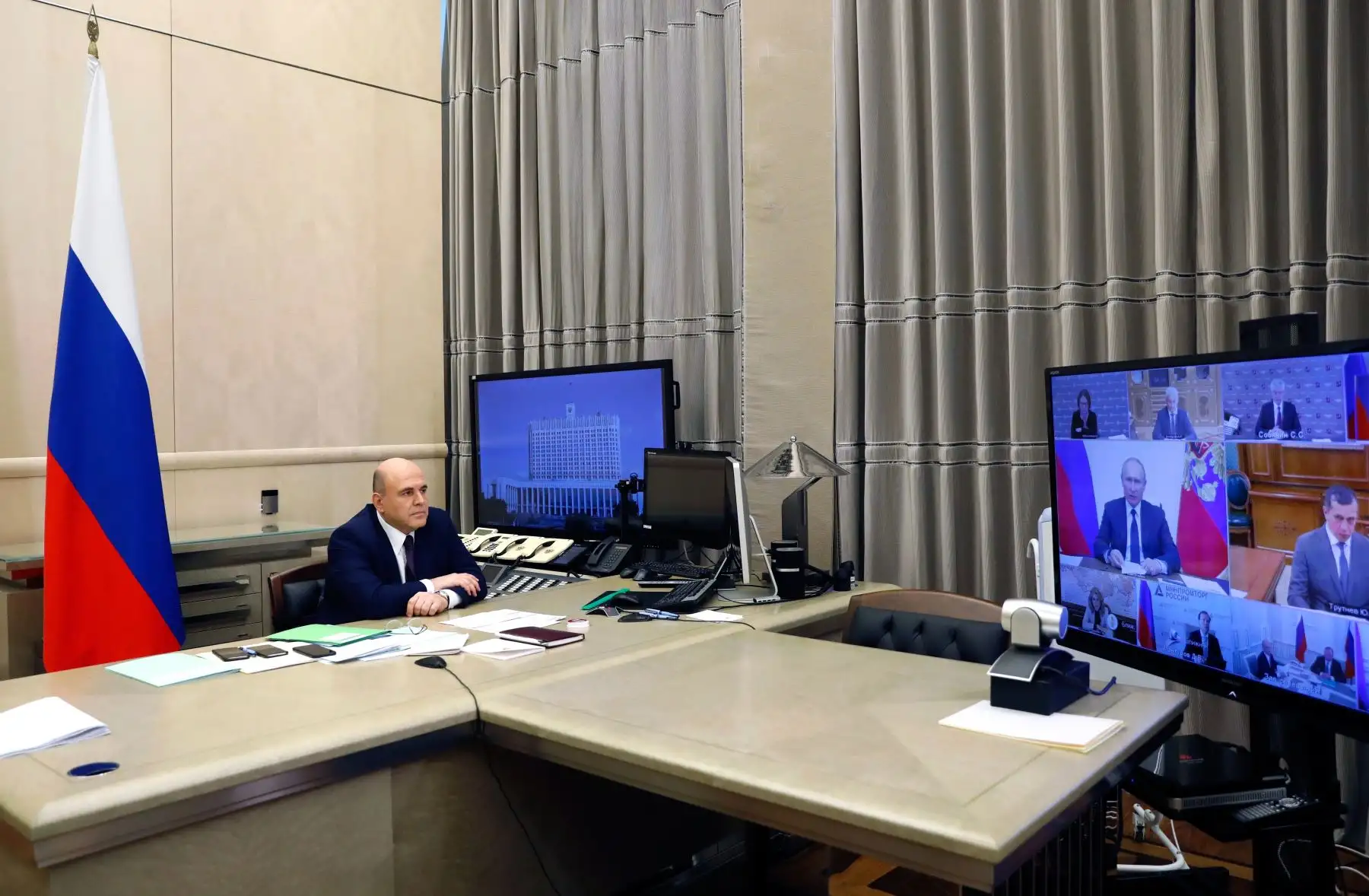 El primer ministro ruso, Mikhail Mishustin, asiste a una reunión sobre medidas de apoyo a la economía y el sector social presidida por el presidente Vladimir Putin a través de un enlace de video en Moscú. Foto: AFP