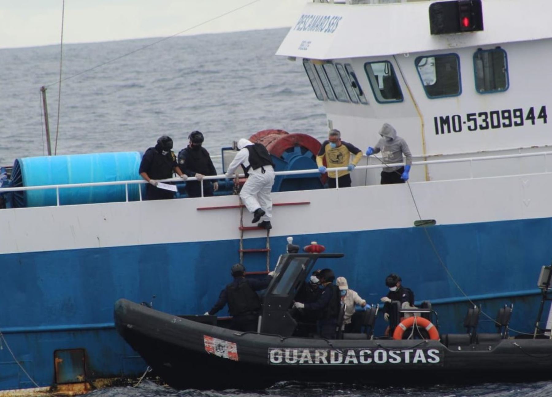 Marina de Guerra del Perú evacua a tripulante de la nave pesquera “Pescamaro Seis”