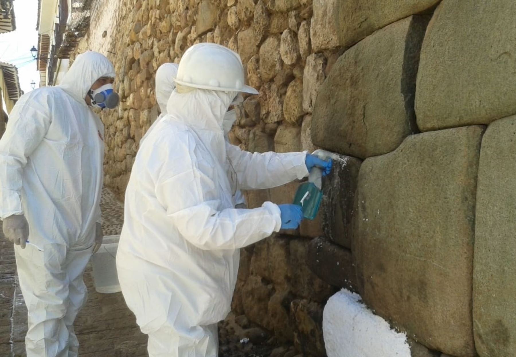 Especialistas de la Dirección de Cultura de Cusco concluyen hoy la limpieza del muro prehispánico Cabra Kancha que sufrió daños por quema de basura. ANDINA/Difusión