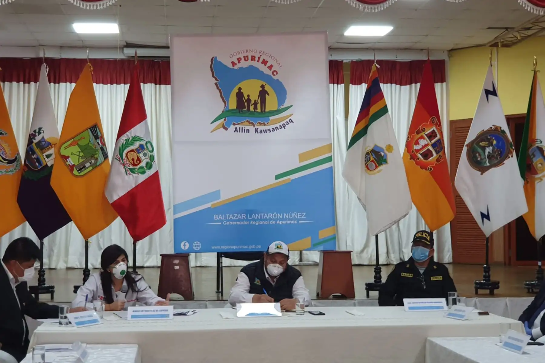 Ministra de Economía y Finanzas, María Antonieta Alva participa en reunión con autoridades del Gore Apurimac,la Dirección General de Salud, Indeci
y otras instituciones con el fin de articular esfuerzos en el marco del plan de contención del covid-19.
Foto:MEF