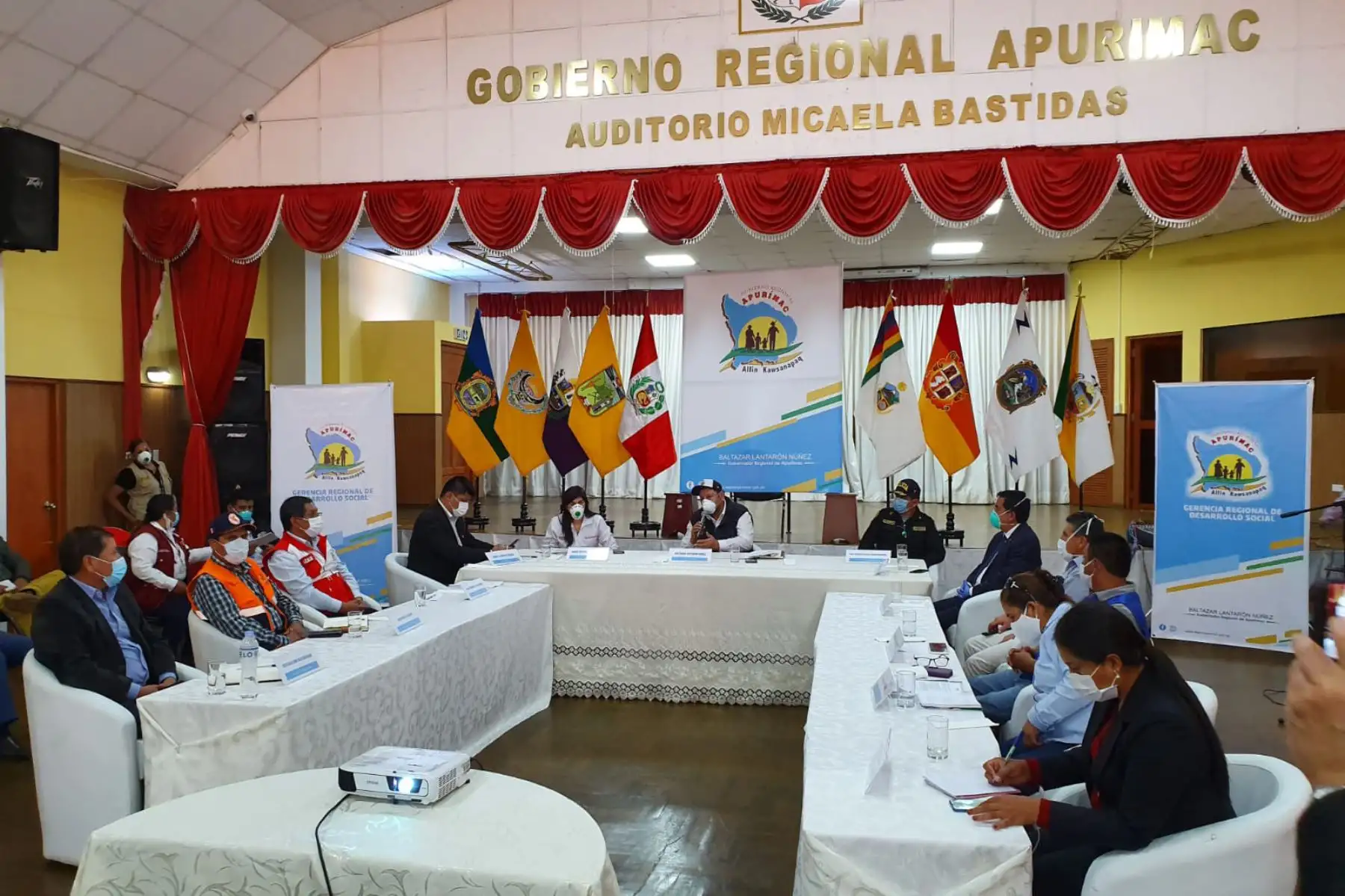 Ministra de Economía y Finanzas, María Antonieta Alva participa en reunión con autoridades del Gore Apurimac,la Dirección General de Salud, Indeci
y otras instituciones con el fin de articular esfuerzos en el marco del plan de contención del covid-19.
Foto:MEF