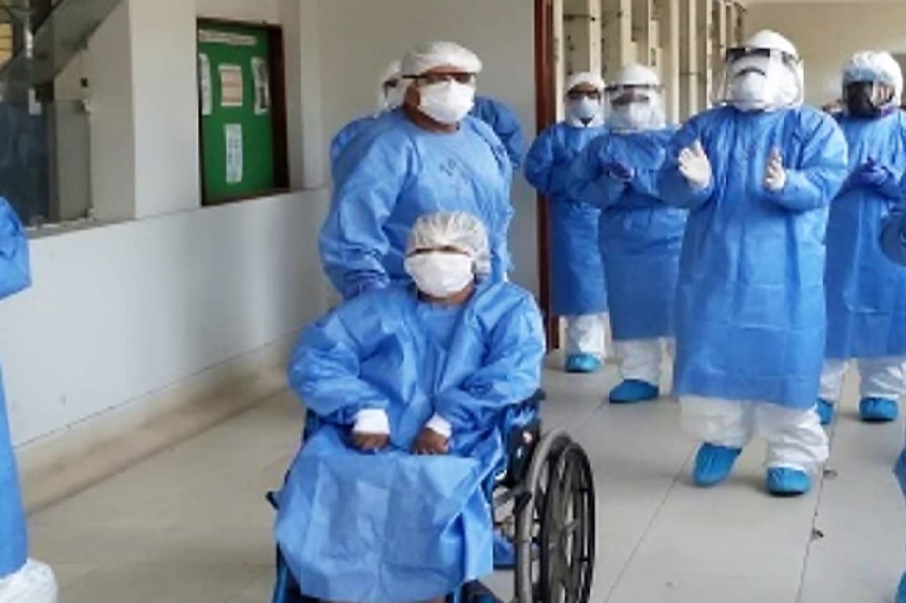 Pacientes reciben el alta médica entre aplausos en el Hospital Covid-19 de Arequipa.