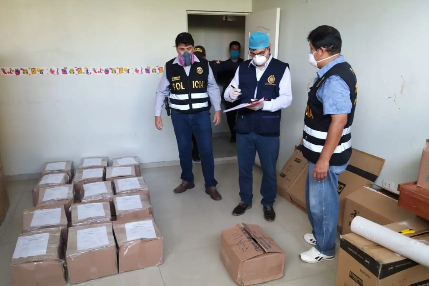 Personal de la fiscalía anticorrupción interviene local de la Policía en Lambayeque.