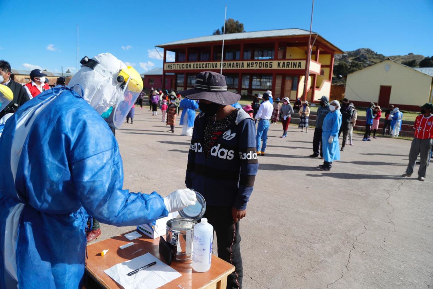 En el distrito de Chucuito, personal de salud aplica pruebas rápidas de covid-19 a pobladores de la región Puno.