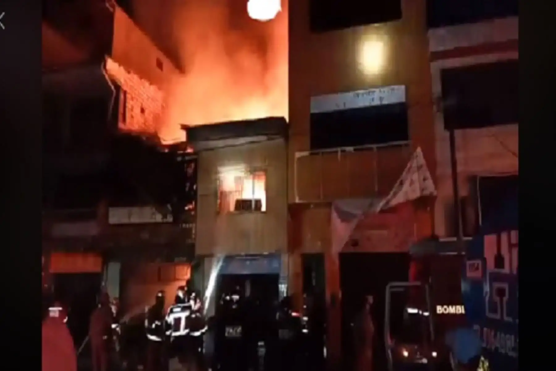 Enterados del siniestro, los comerciantes llegaron a la zona para rescatar algunas de sus mercaderías.