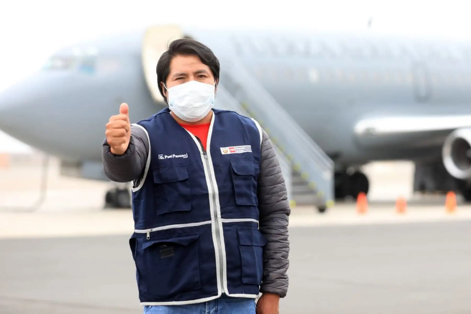 La ministra de la Producción, Rocío Barrios, acompaña y supervisa el traslado de 9 enfermeras y enfermeros puneños y 3 médicos radicados en Lima, hacia Iquitos, para sumarse al personal de salud que lucha contra el covid-19. 
Foto:Produce