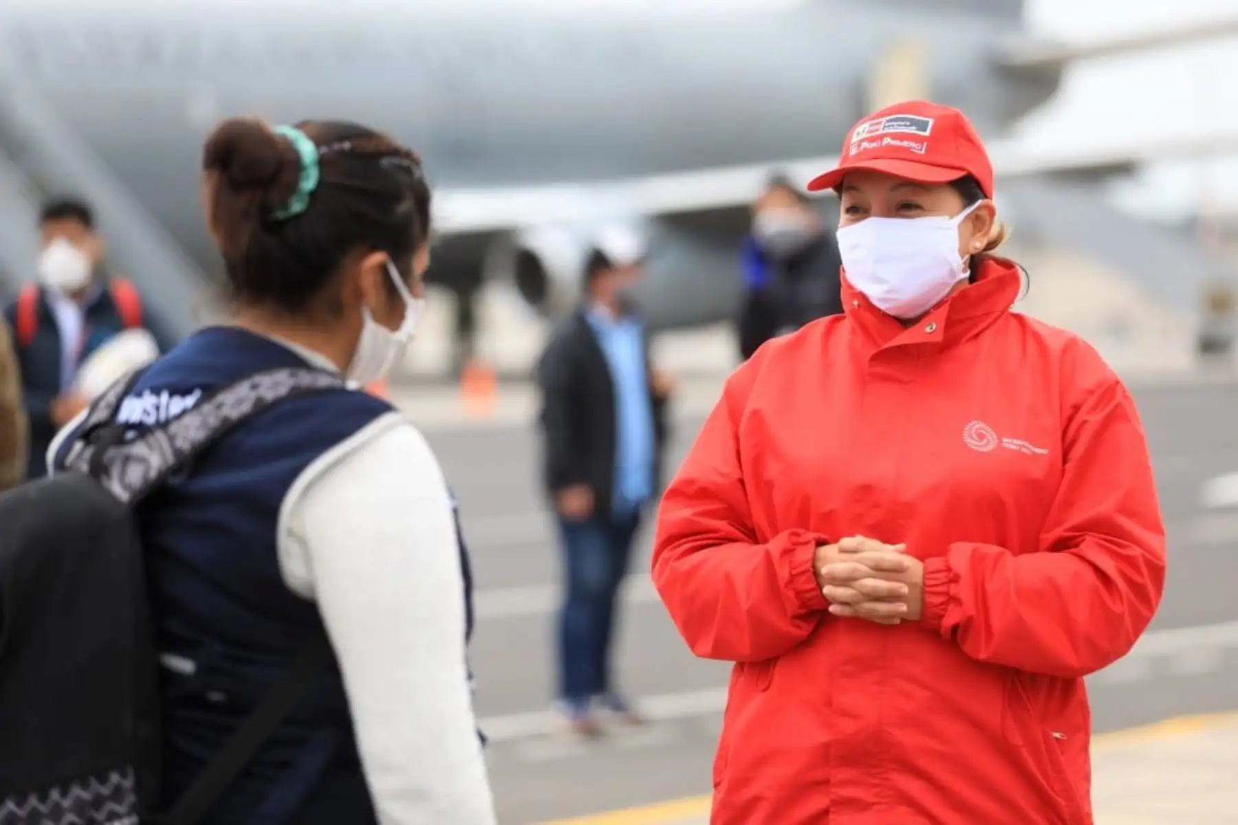 La ministra de la Producción, Rocío Barrios, acompaña y supervisa el traslado de 9 enfermeras y enfermeros puneños y 3 médicos radicados en Lima, hacia Iquitos, para sumarse al personal de salud que lucha contra el covid-19. 
Foto:Produce