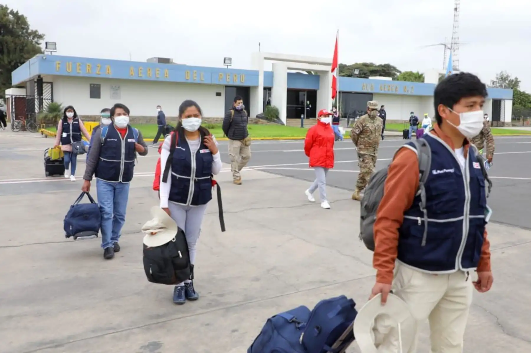La ministra de la Producción, Rocío Barrios, acompaña y supervisa el traslado de 9 enfermeras y enfermeros puneños y 3 médicos radicados en Lima, hacia Iquitos, para sumarse al personal de salud que lucha contra el covid-19. 
Foto:Produce