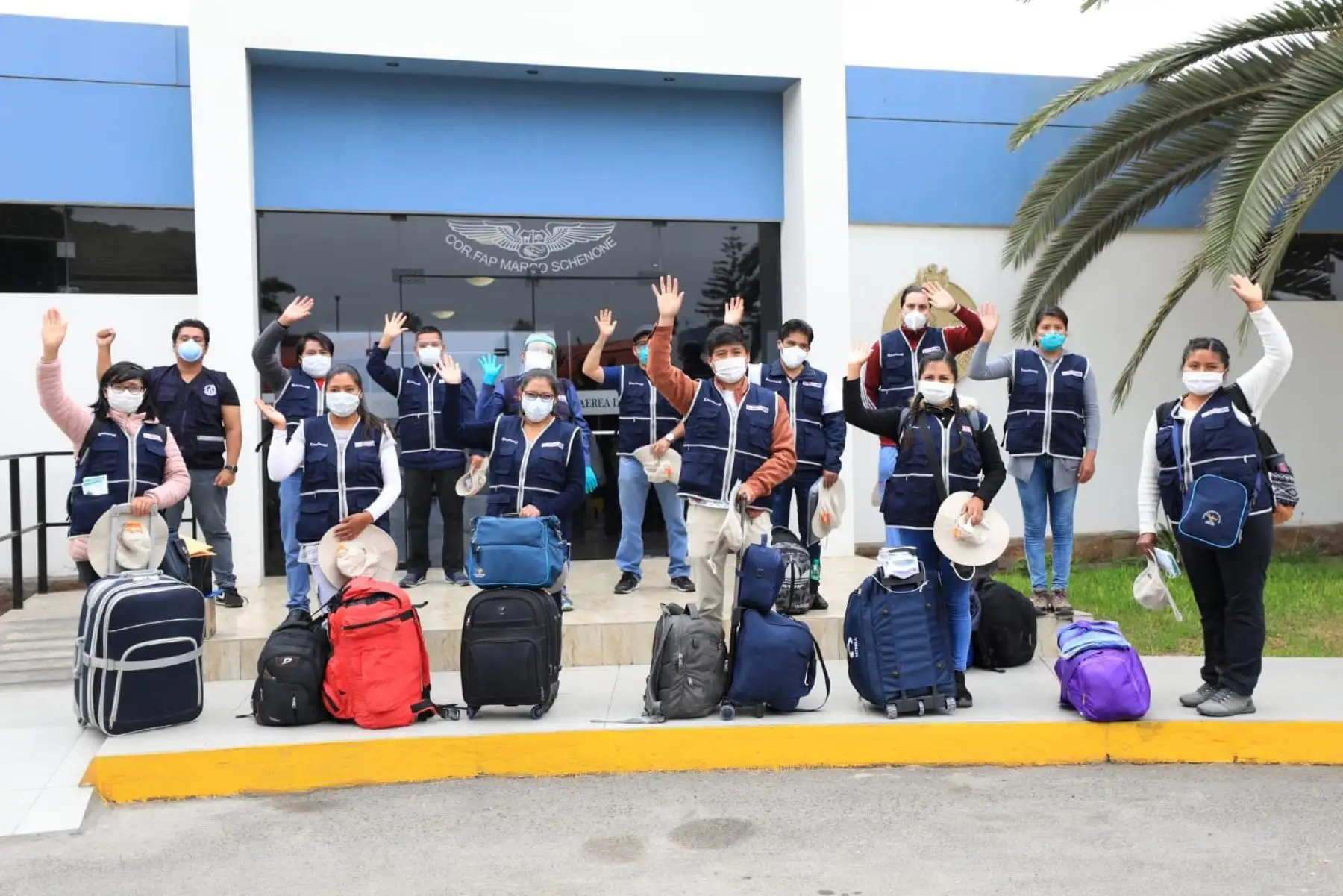 La ministra de la Producción, Rocío Barrios, acompaña y supervisa el traslado de 9 enfermeras y enfermeros puneños y 3 médicos radicados en Lima, hacia Iquitos, para sumarse al personal de salud que lucha contra el covid-19. 
Foto:Produce