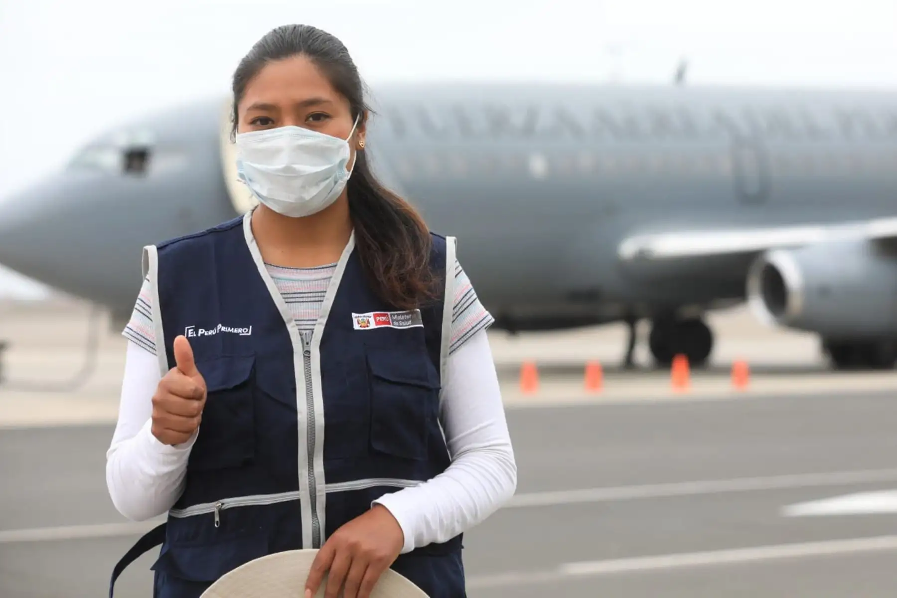 La ministra de la Producción, Rocío Barrios, acompaña y supervisa el traslado de 9 valientes enfermeras y enfermeros puneños y 3 médicos radicados en Lima, hacia Iquitos, para sumarse al personal de salud que lucha contra el covid-19. Foto: @ MINPRODUCCION