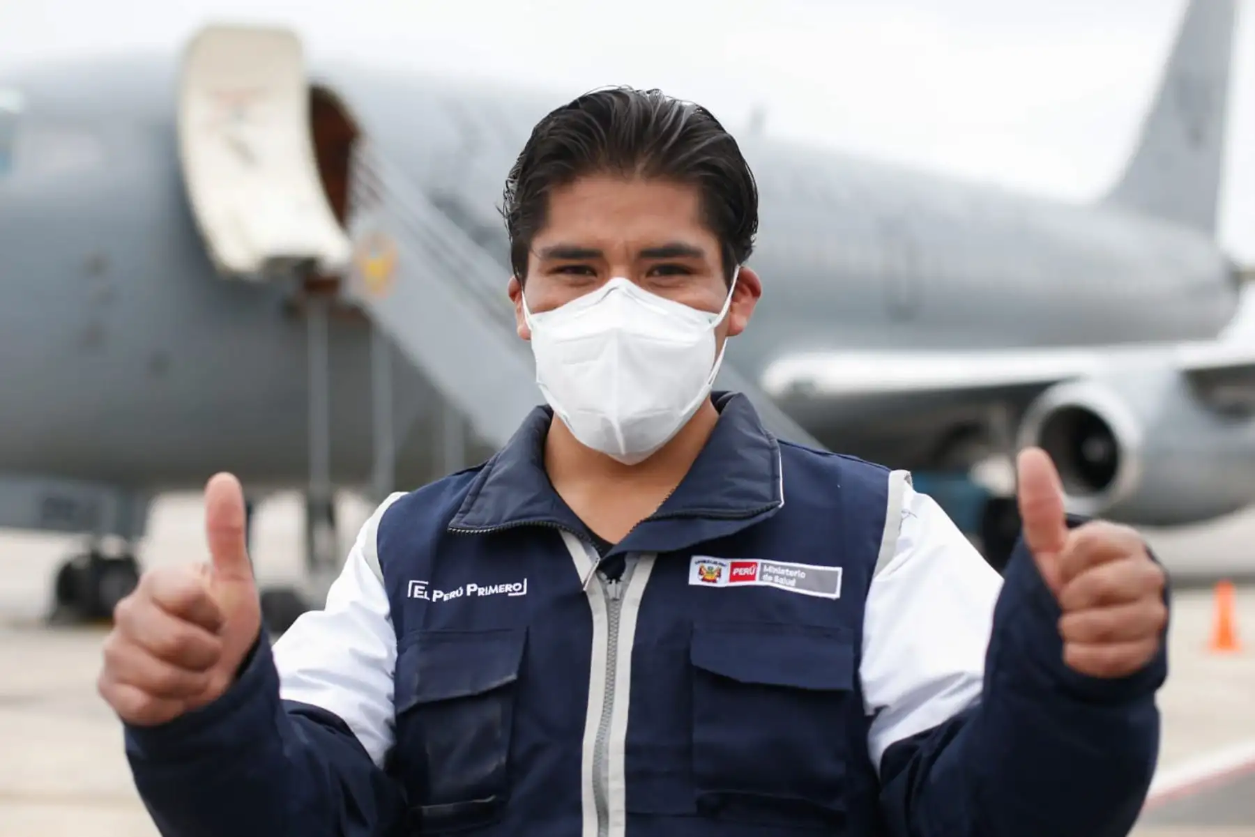 La ministra de la Producción, Rocío Barrios, acompaña y supervisa el traslado de 9 enfermeras y enfermeros puneños y 3 médicos radicados en Lima, hacia Iquitos, para sumarse al personal de salud que lucha contra el covid-19. 
Foto:Produce
