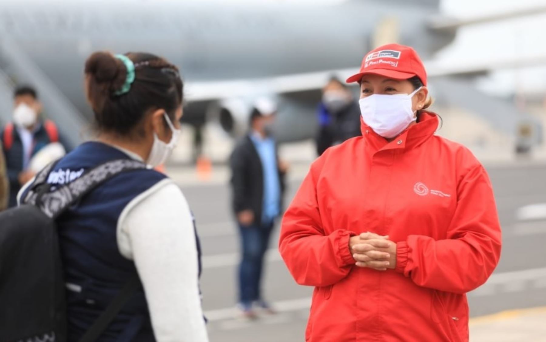 La ministra de la Producción, Rocío Barrios, trasladó hoy a la región Loreto 1.5 toneladas de material médico y 9,000 pruebas rápidas necesarias para reforzar la atención a la emergencia en Loreto, una de las más afectadas por la pandemia del covid-19 en el país.
