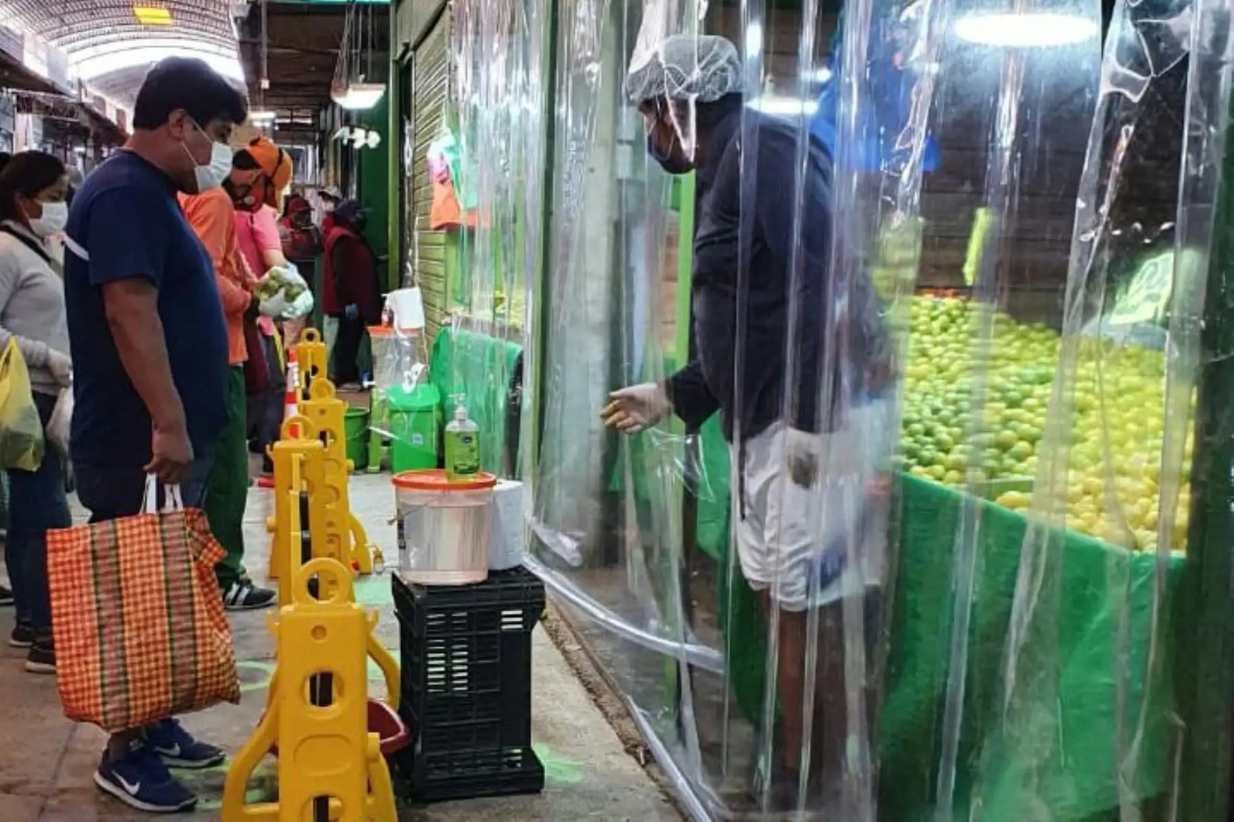 Comerciantes del Mercado Modelo Grau de Tacna, que vienen ejecutando las medidas de salubridad implementadas por el Gobierno para frenar el contagio de la COVID-19. 
Foto:Minagri