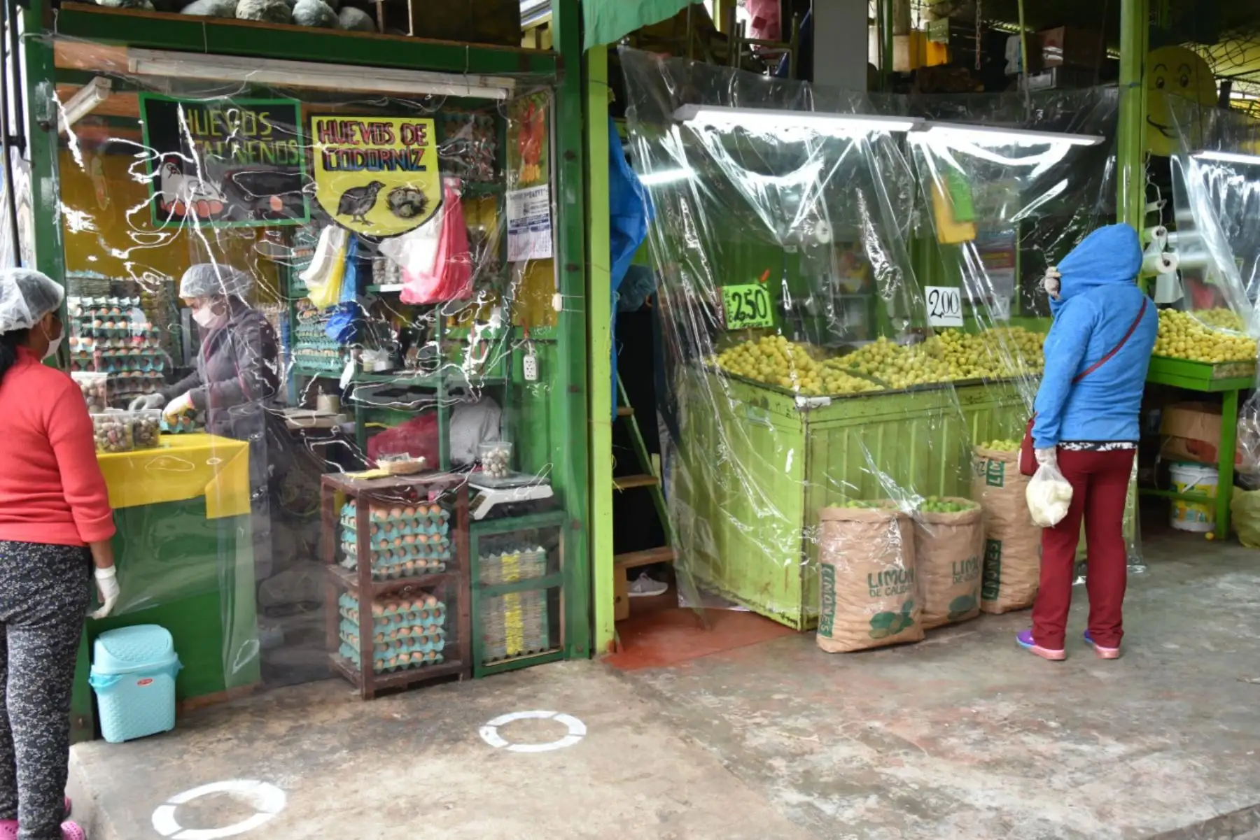 Comerciantes del Mercado Modelo Grau de Tacna, que vienen ejecutando las medidas de salubridad implementadas por el Gobierno para frenar el contagio de la COVID-19. 
Foto:Minagri