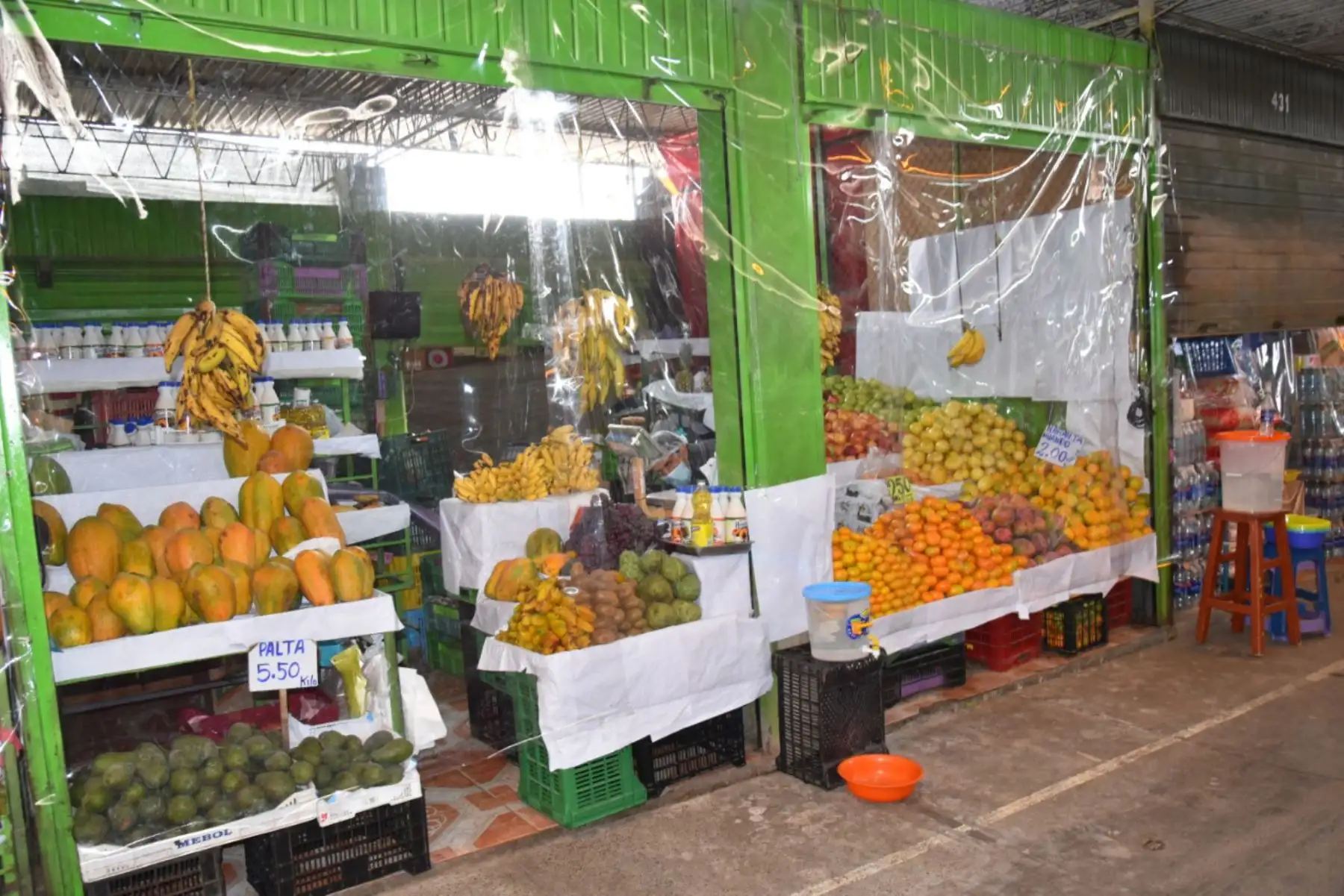 Comerciantes del Mercado Modelo Grau de Tacna, que vienen ejecutando las medidas de salubridad implementadas por el Gobierno para frenar el contagio de la COVID-19. 
Foto:Minagri